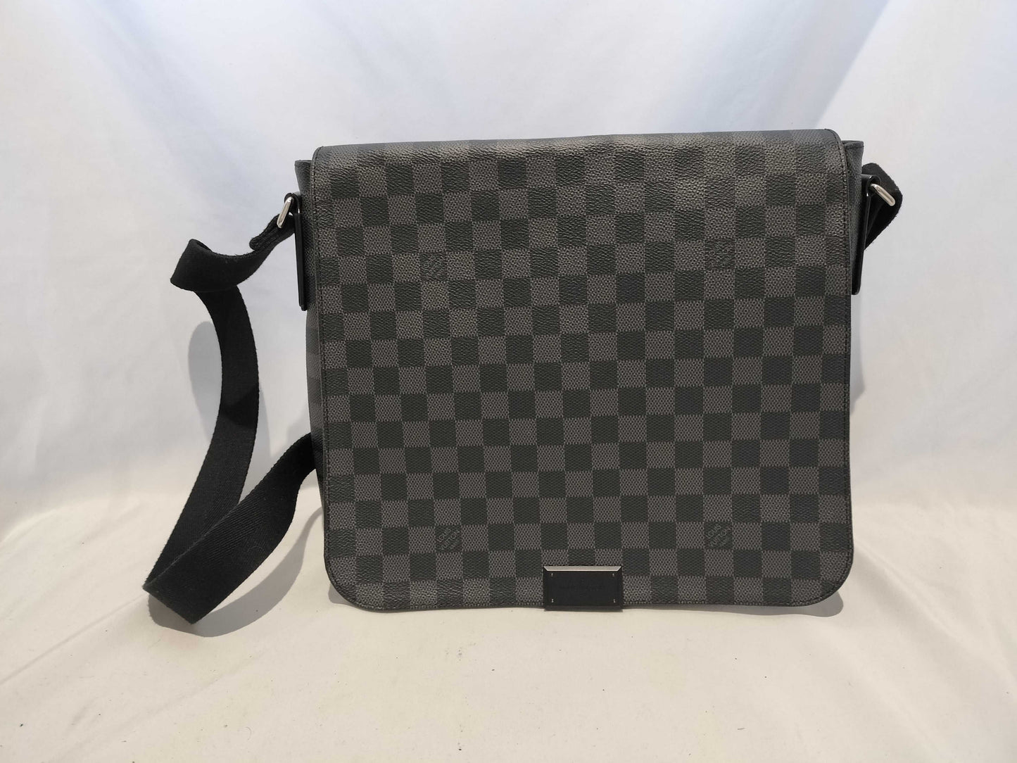 LOUIS VUITTON Damier Louis Vuitton Damier Graphite District mm Shoulder Bag