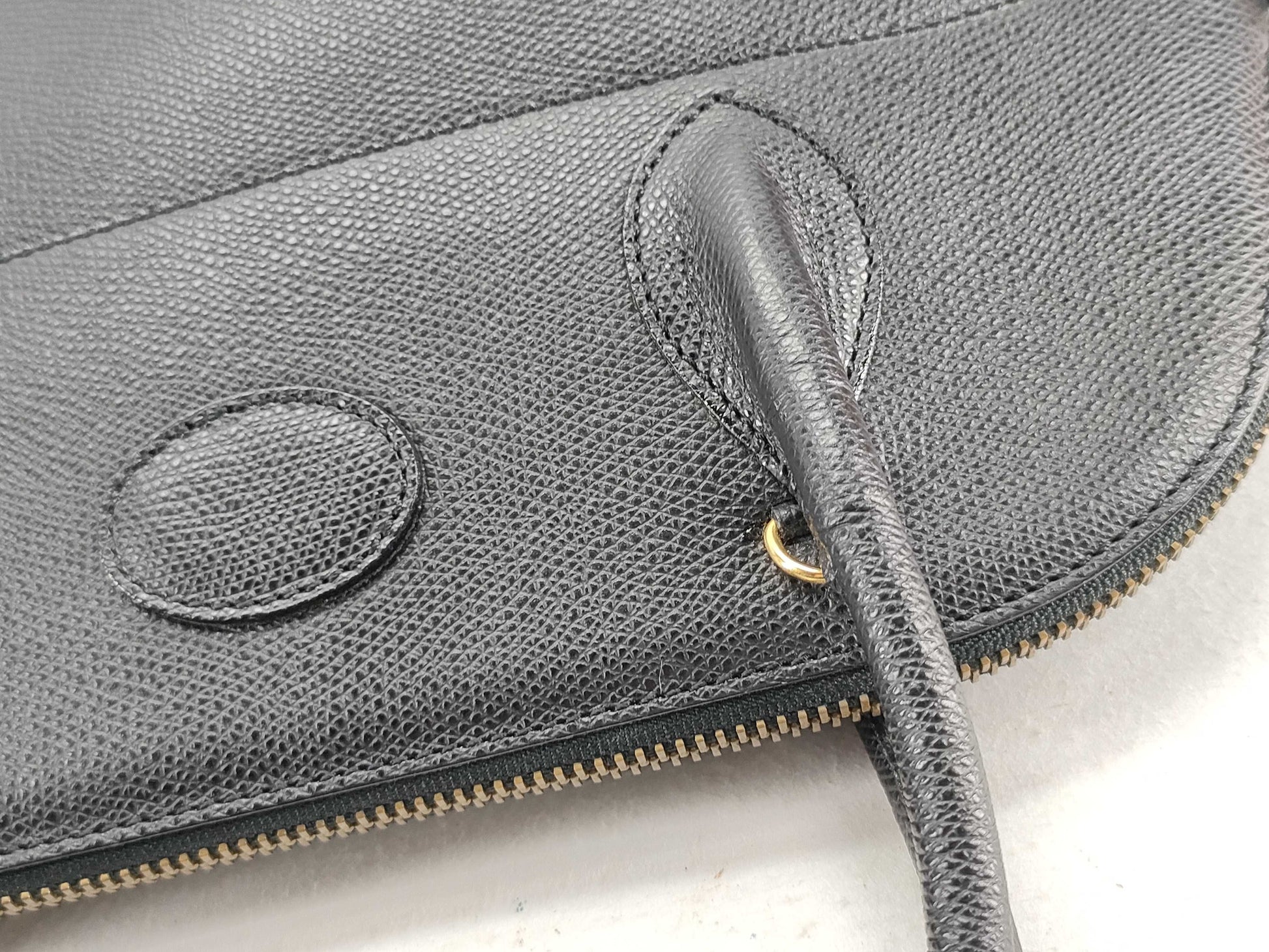 HIGH-CLASS Leather Handbag in Black with Strap, Cloche, Cadena, Two Keys, and Dust Bag