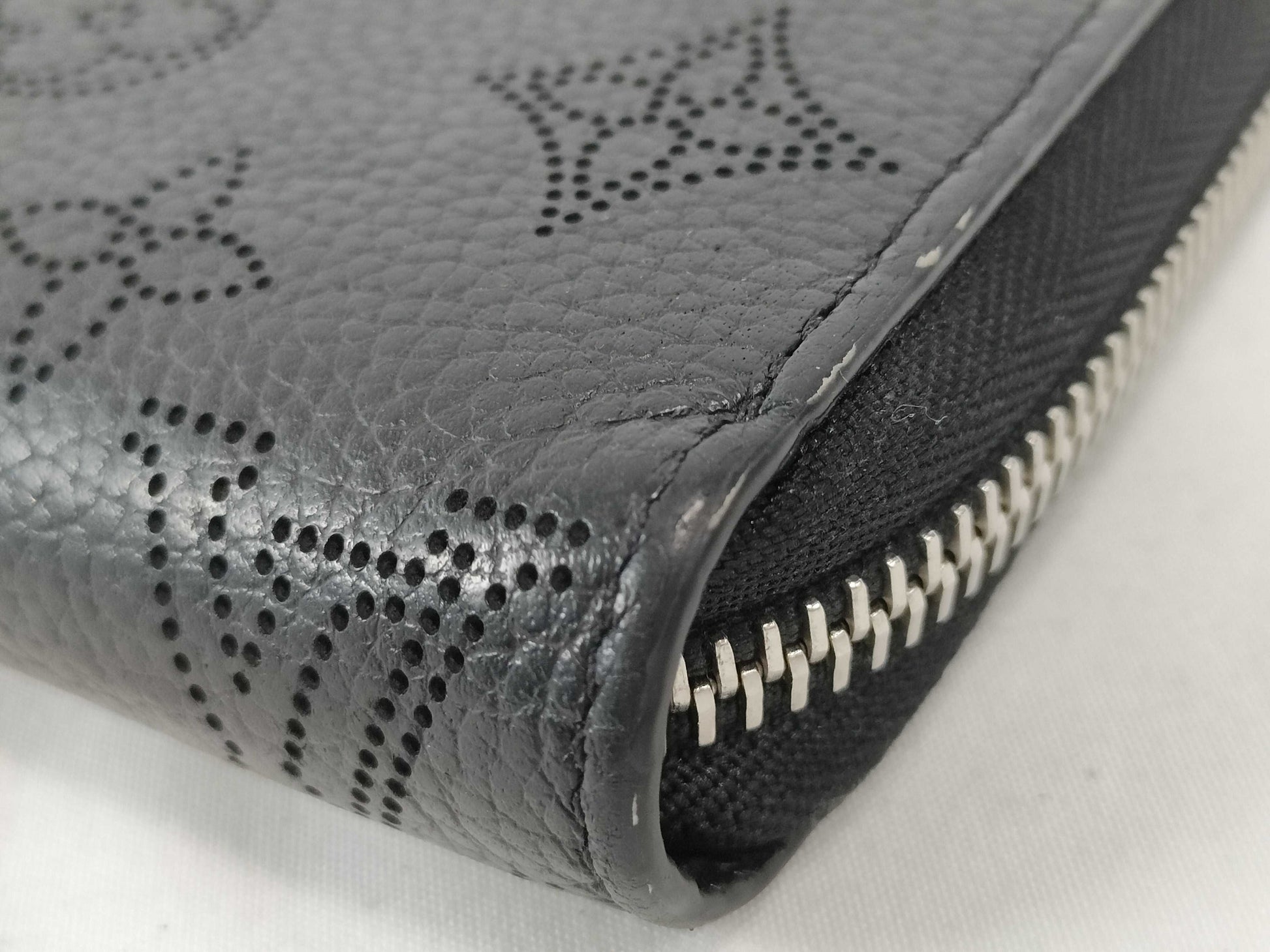 LOUIS VUITTON Mahina Monogram Mahina Zippy Wallet