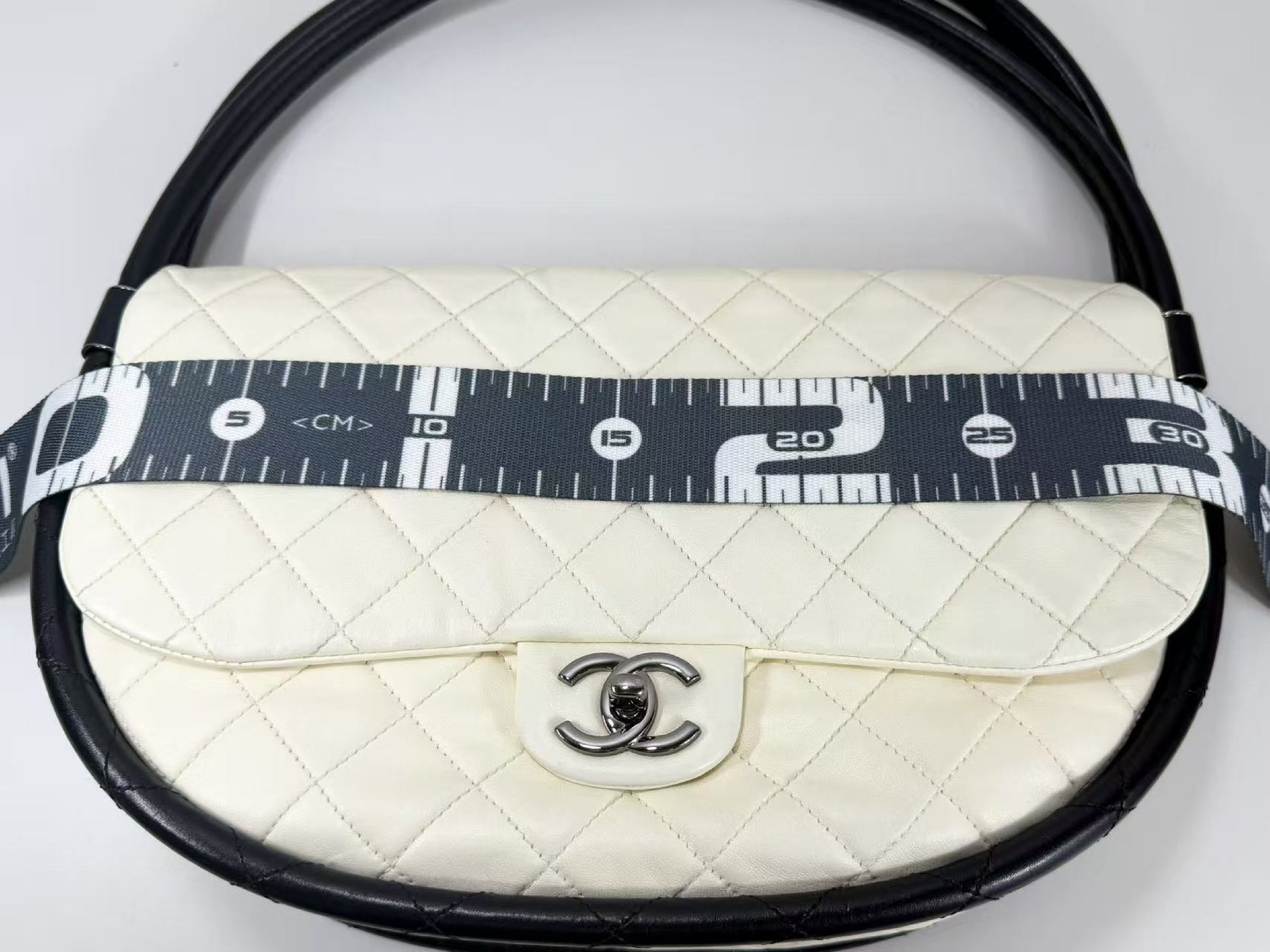 CHANEL Two-Tone Hula Hoop, Two-Tone/Black and White, Approximately 30cm Wide, 18th Series [Sealed], Silver Hardware, Handbag 18134603, Excellent Condition, AB