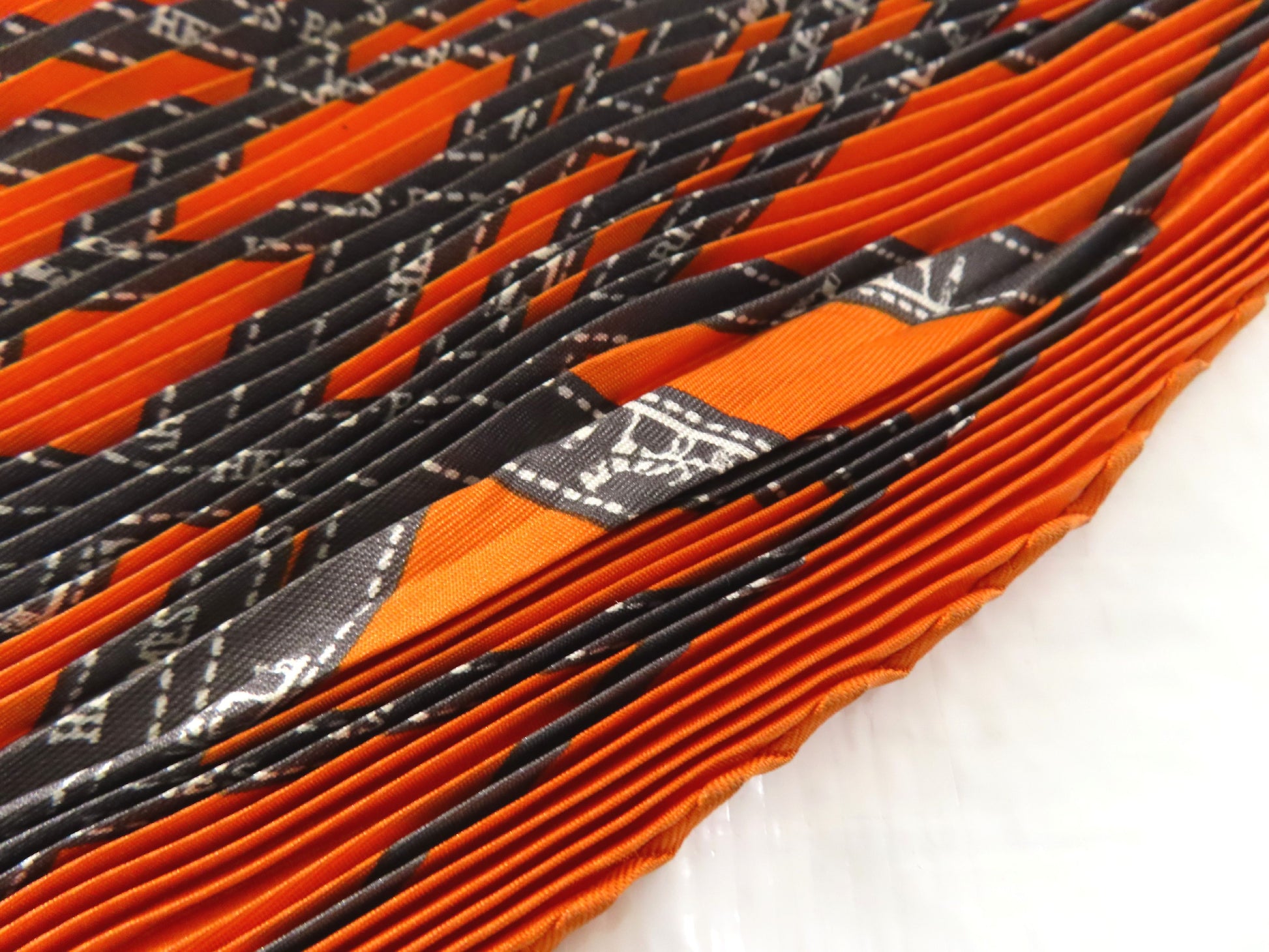 HERMES Carre Hermes Pleated Carre Scarf