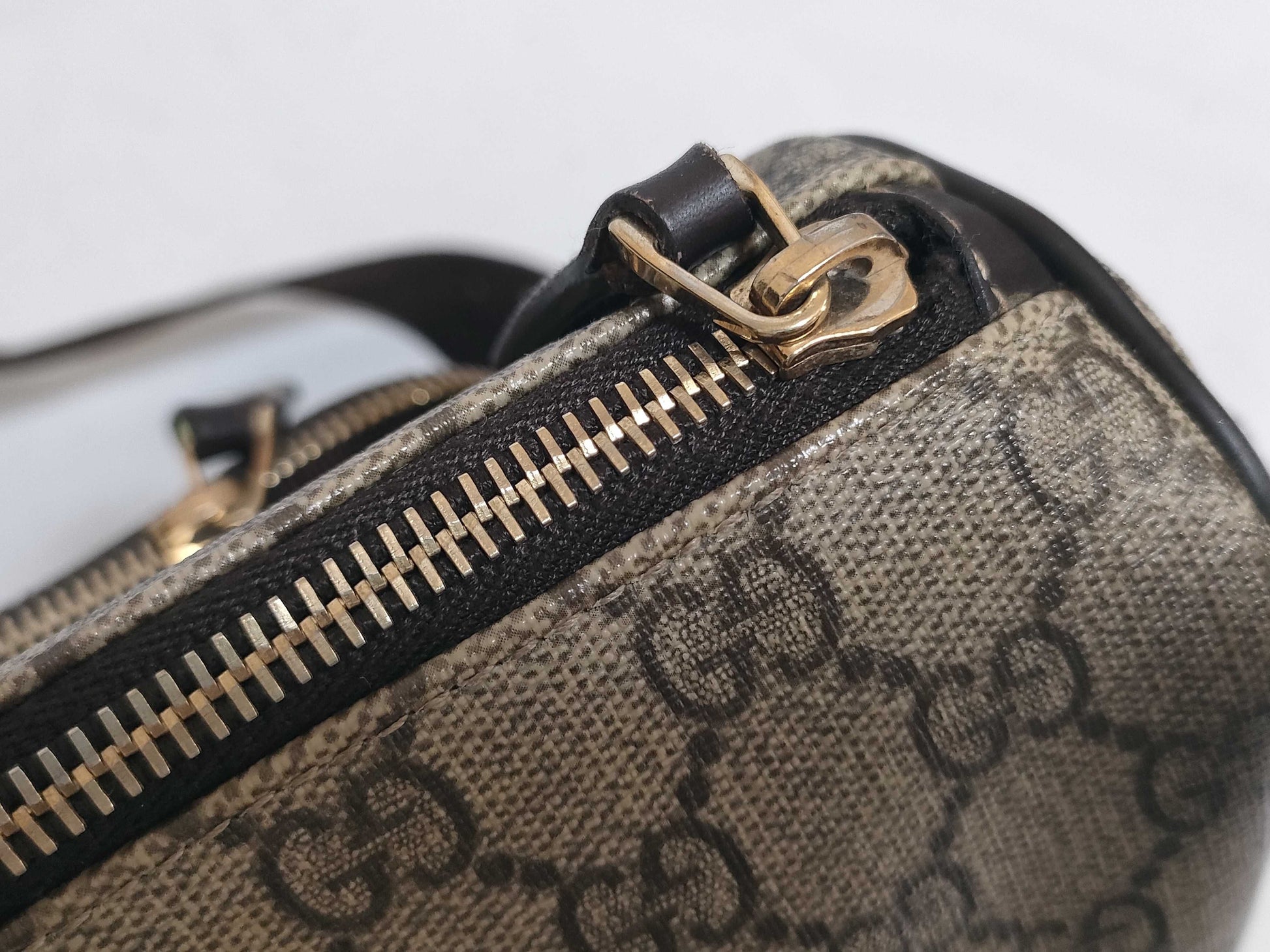 GUCCI GG Supreme Shoulder Bag