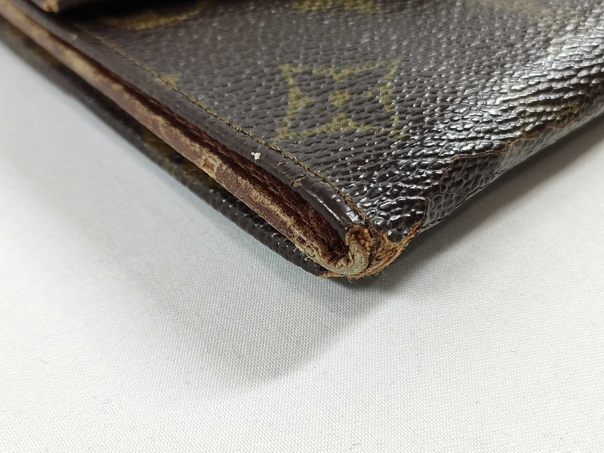 LOUIS VUITTON Louis Vuitton Porte Monnaie Bi-Eye Carte Credit Monogram Wallet with Gold Hardware M61660