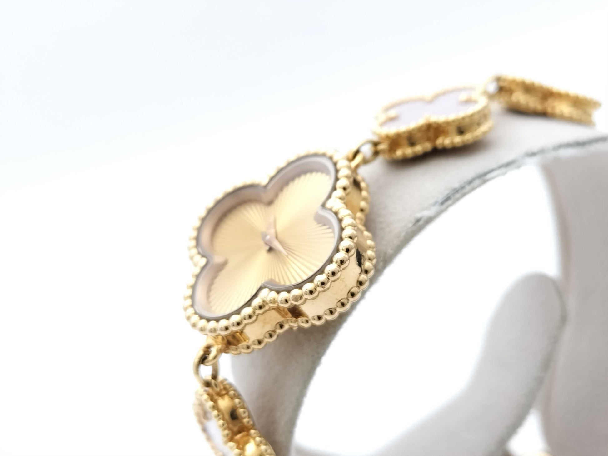 Van Cleef & Arpels Sweet Alhambra VCARO90100 HH108982 2386240 Quartz 18K Gold Women's Watch