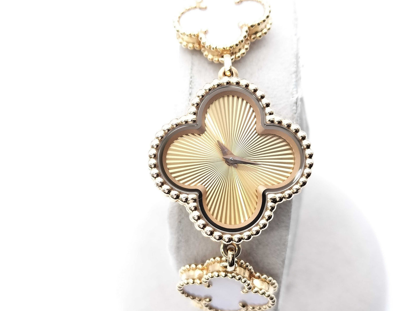 Van Cleef & Arpels Sweet Alhambra VCARO90100 HH108982 2386240 Quartz 18K Gold Women's Watch