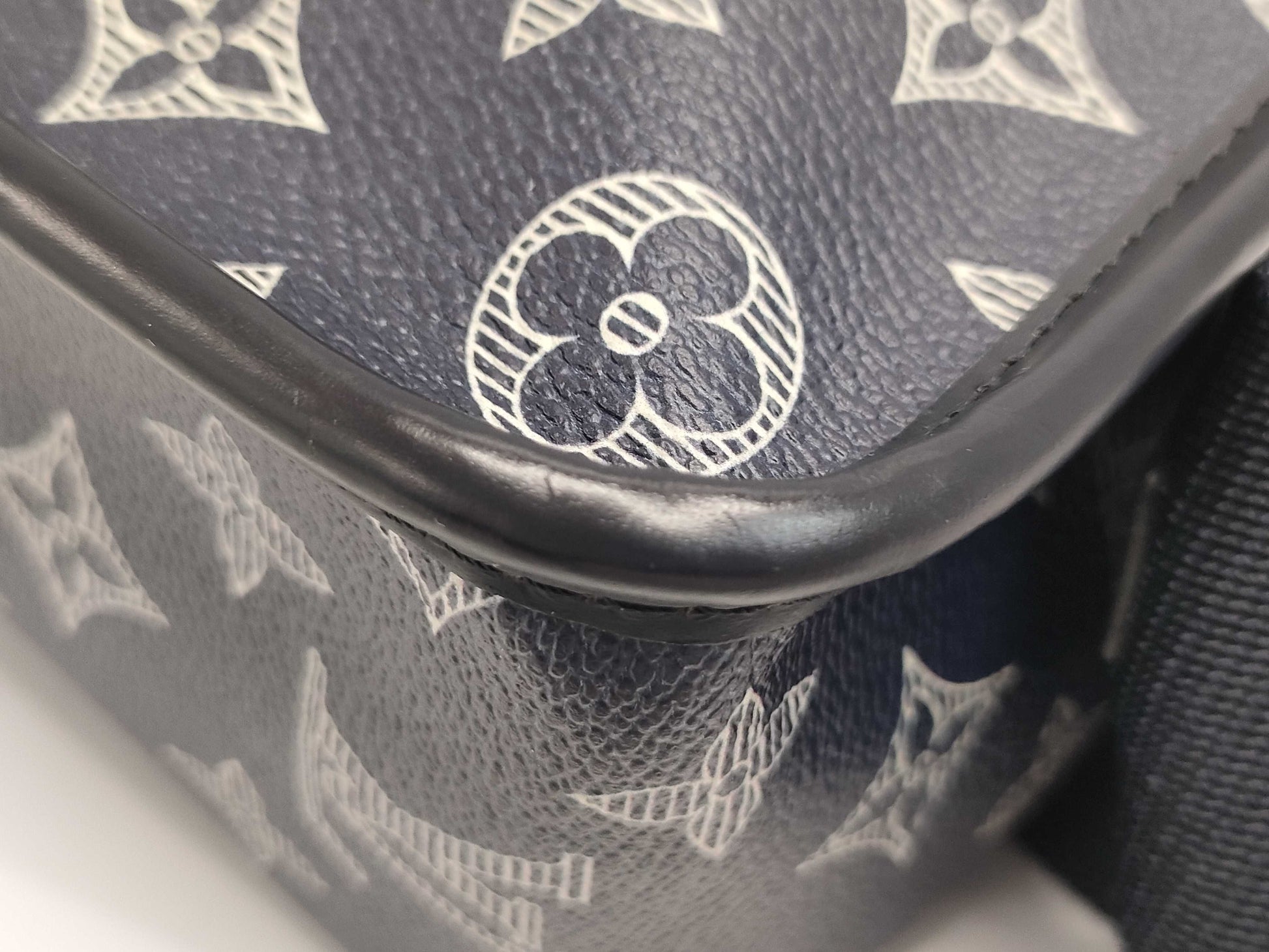 LOUIS VUITTON Louis Vuitton Messenger Shoulder Bag