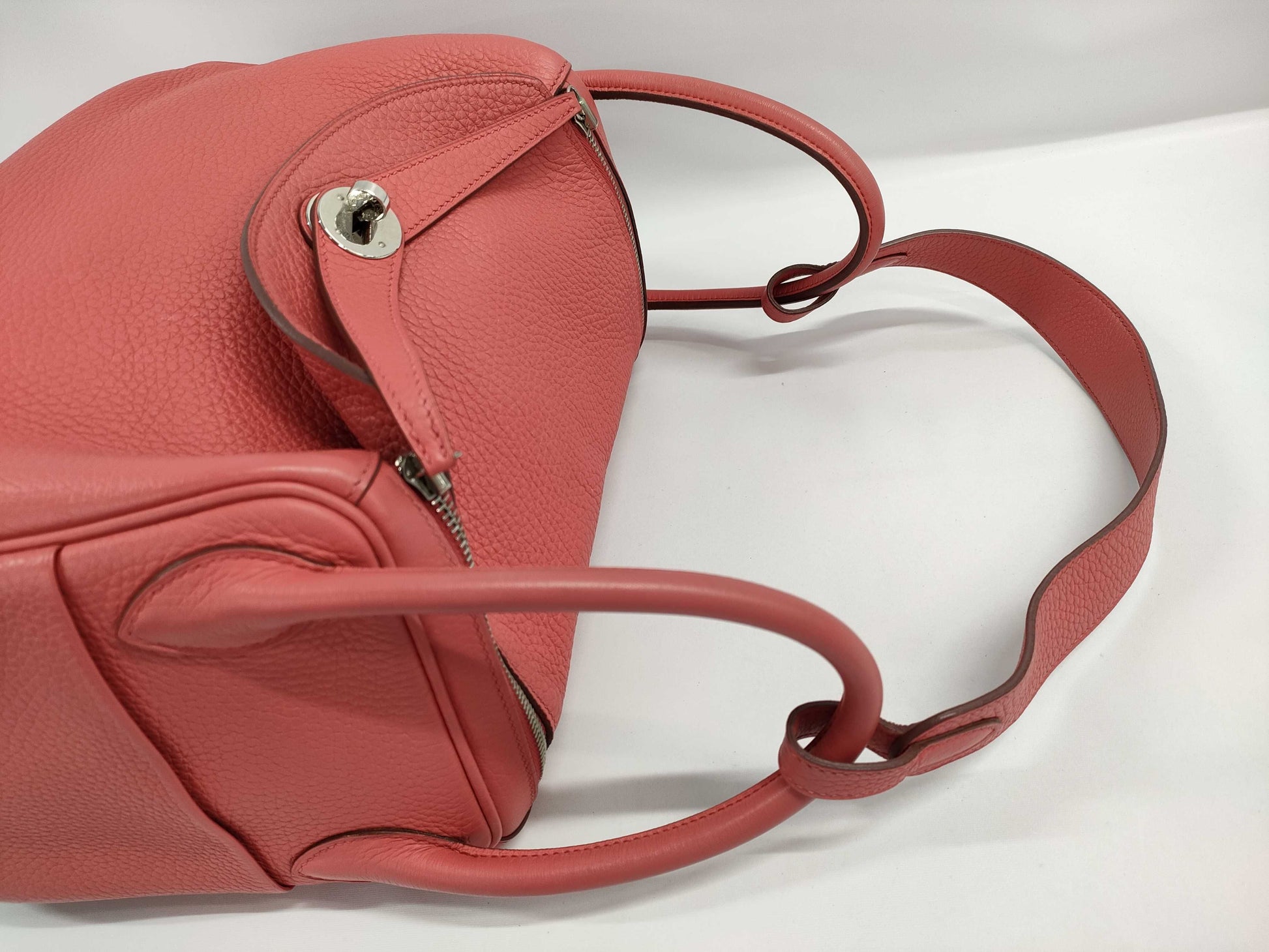 HERMES Lindy 30 Pink Taurillon Bag with O Stamp