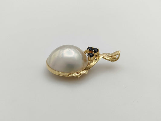 Mabe pearl pendant, approximately 15.4mm diameter, sapphire, 18K gold, 3.6g 