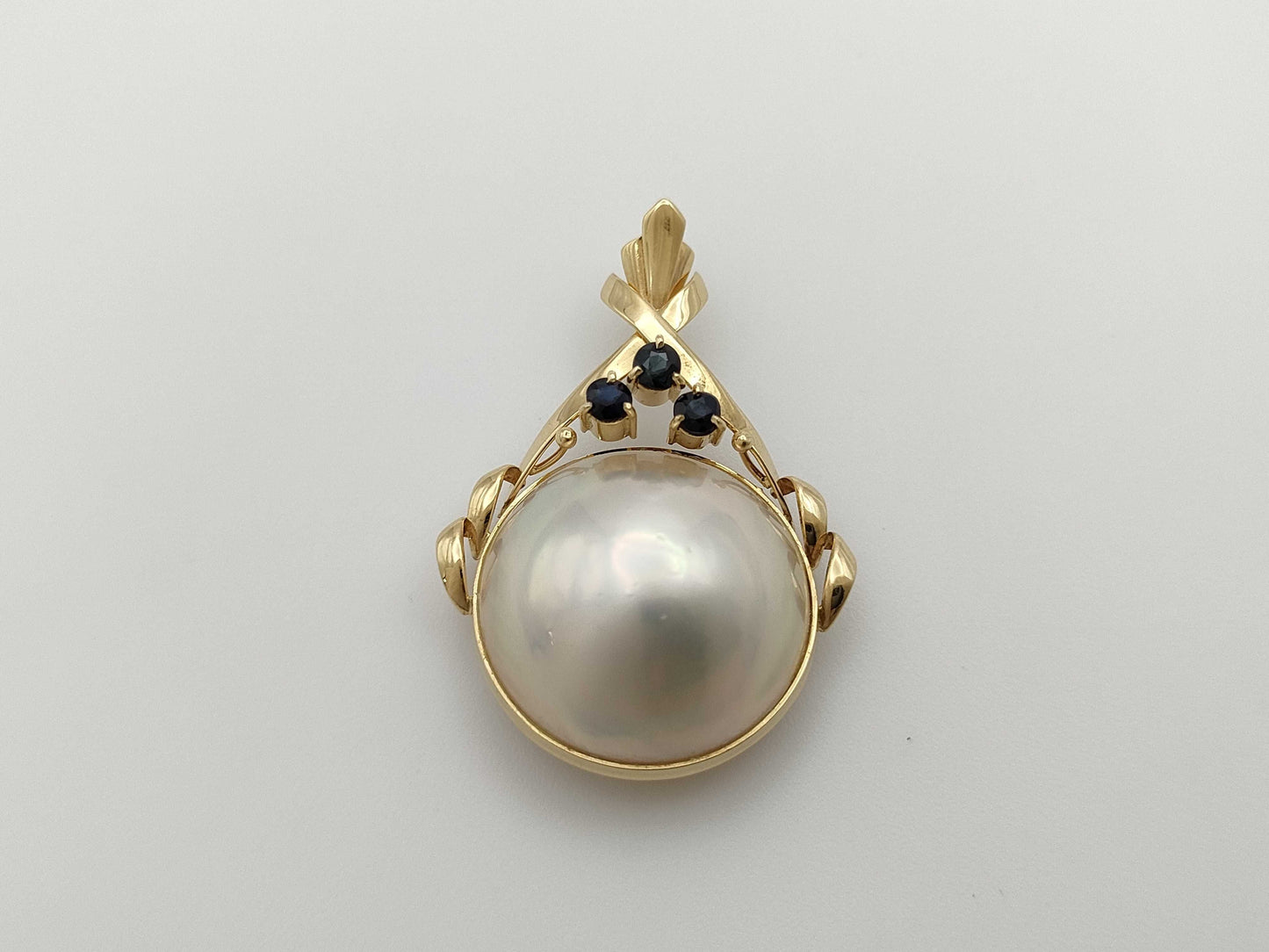 Mabe pearl pendant, approximately 15.4mm diameter, sapphire, 18K gold, 3.6g 
