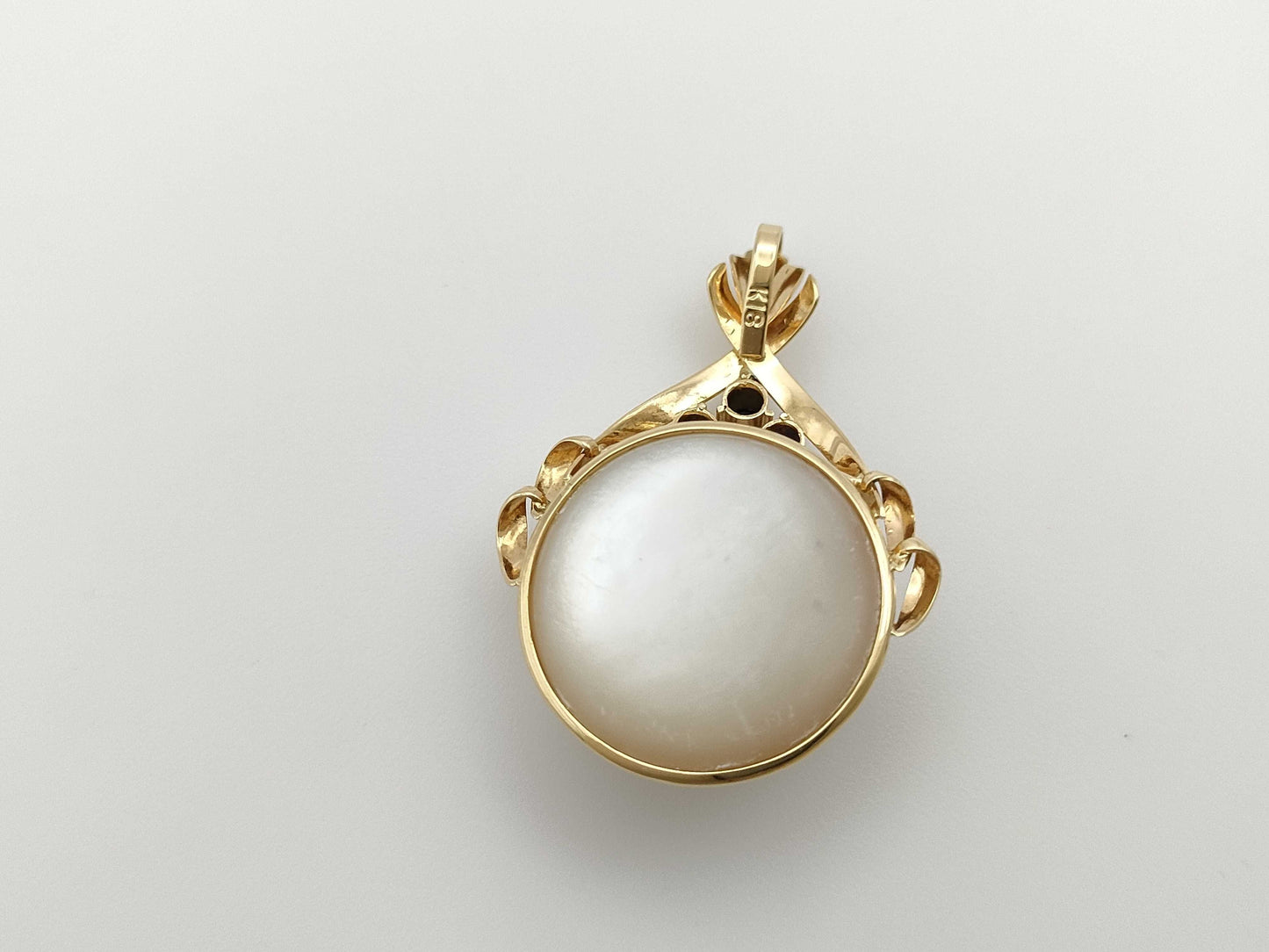 Mabe pearl pendant, approximately 15.4mm diameter, sapphire, 18K gold, 3.6g 
