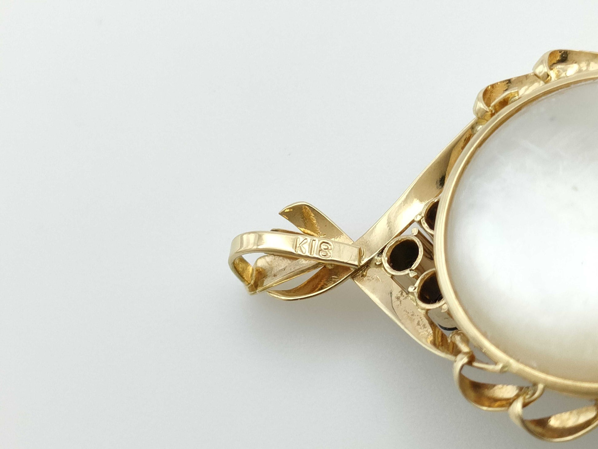 Mabe pearl pendant, approximately 15.4mm diameter, sapphire, 18K gold, 3.6g 