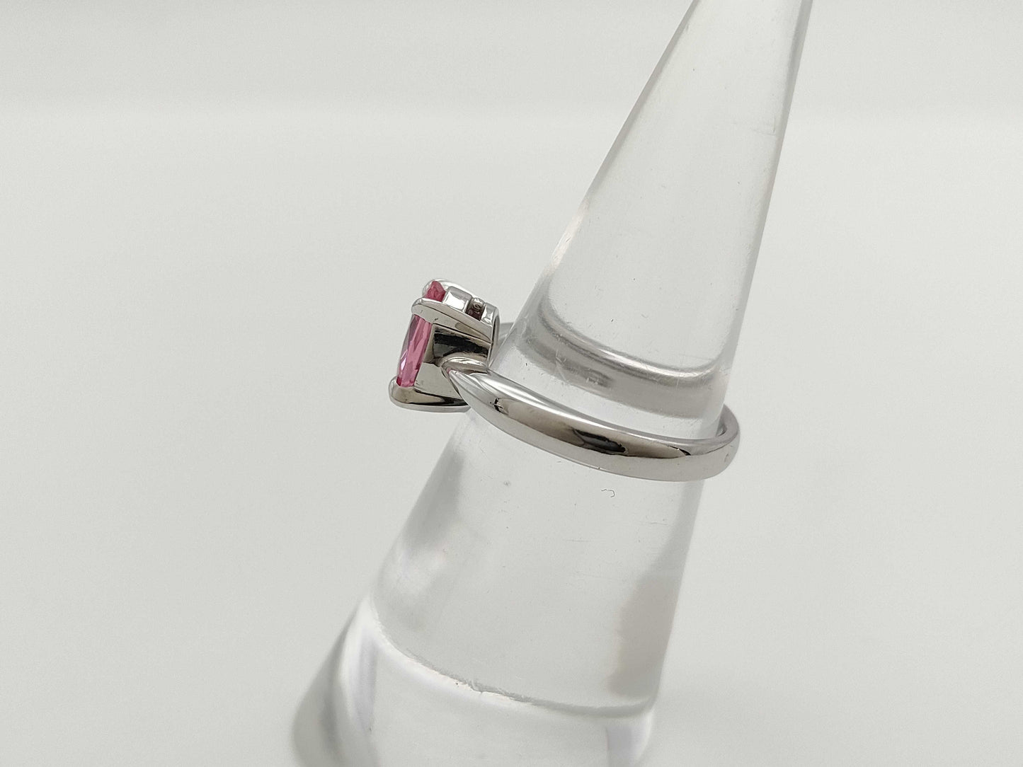 1.35ct colored stone, 4.3g, 18K white gold ring 