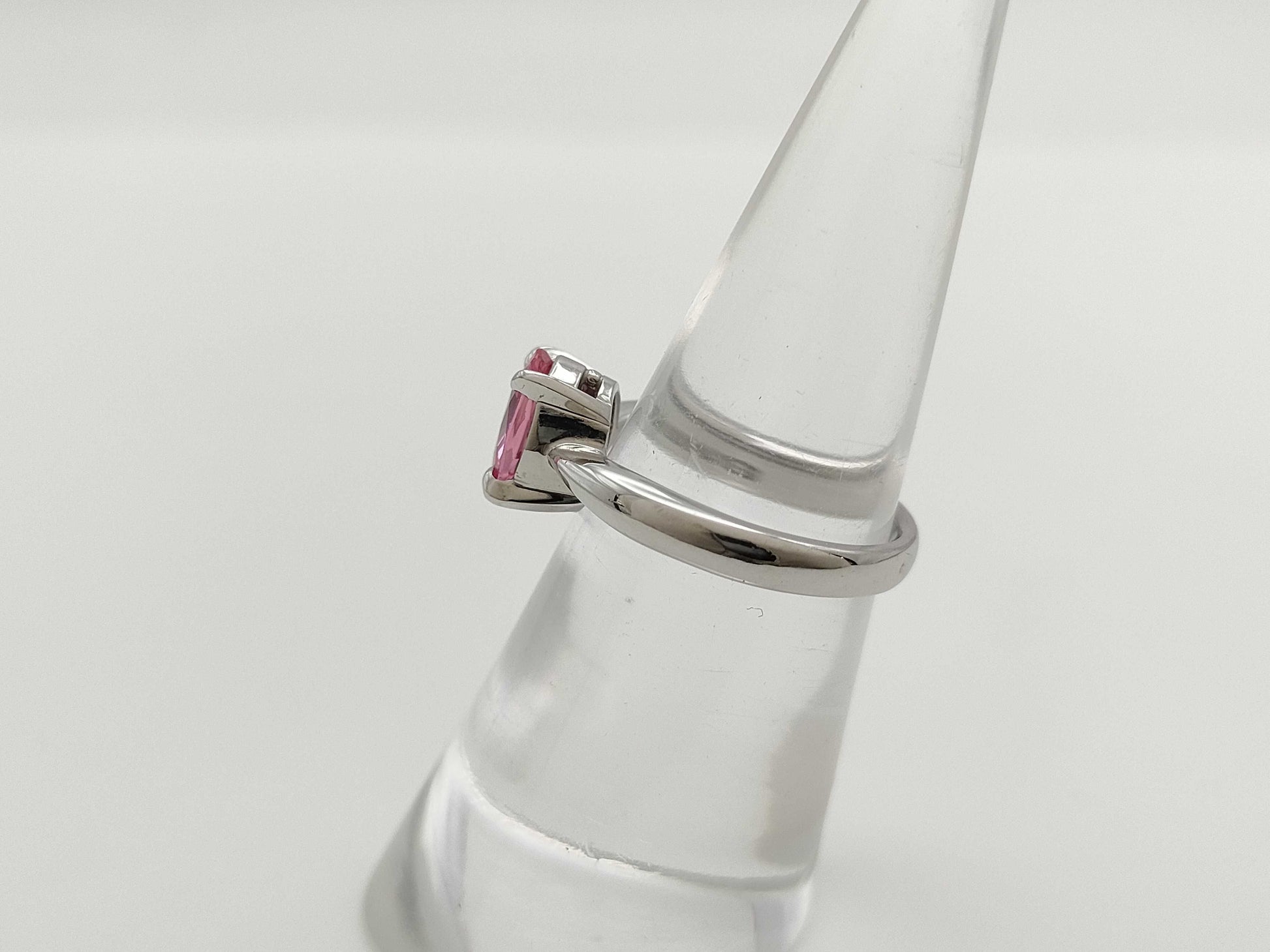 1.35ct colored stone, 4.3g, 18K white gold ring 