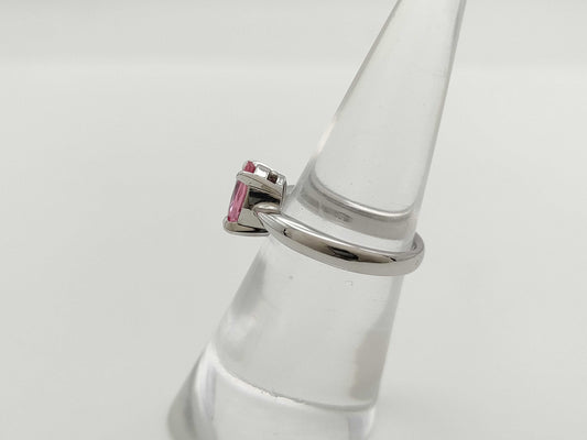 1.35ct colored stone, 4.3g, 18K white gold ring 