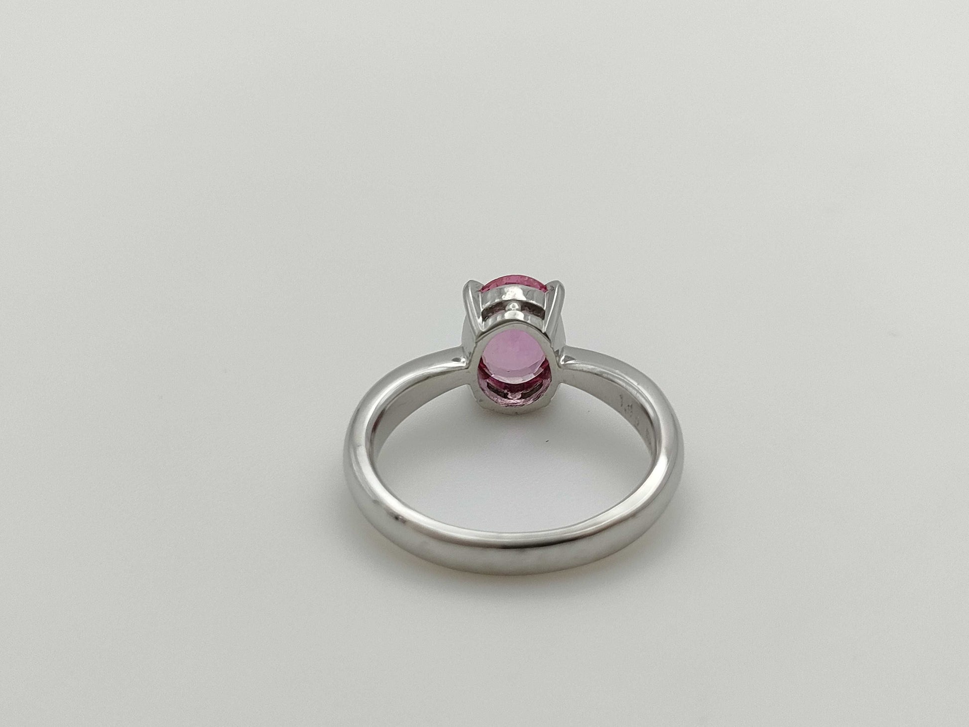 1.35ct colored stone, 4.3g, 18K white gold ring 