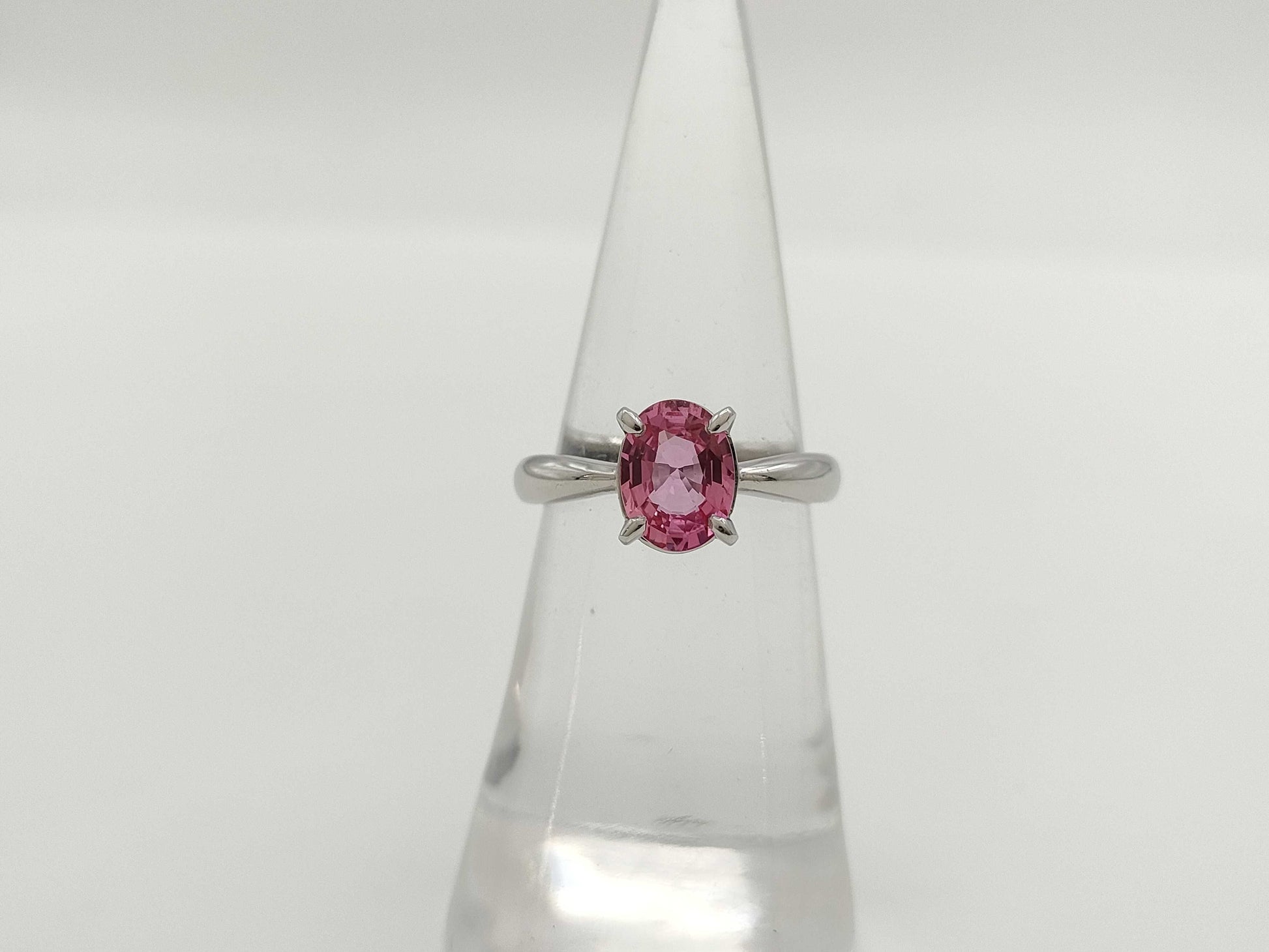 1.35ct colored stone, 4.3g, 18K white gold ring 