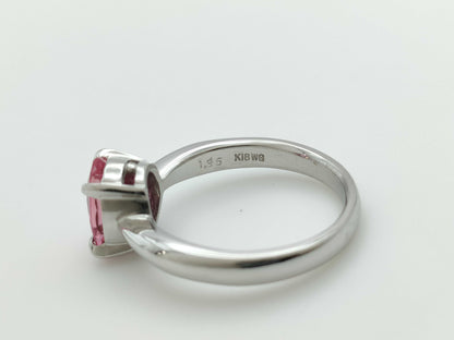 1.35ct colored stone, 4.3g, 18K white gold ring 