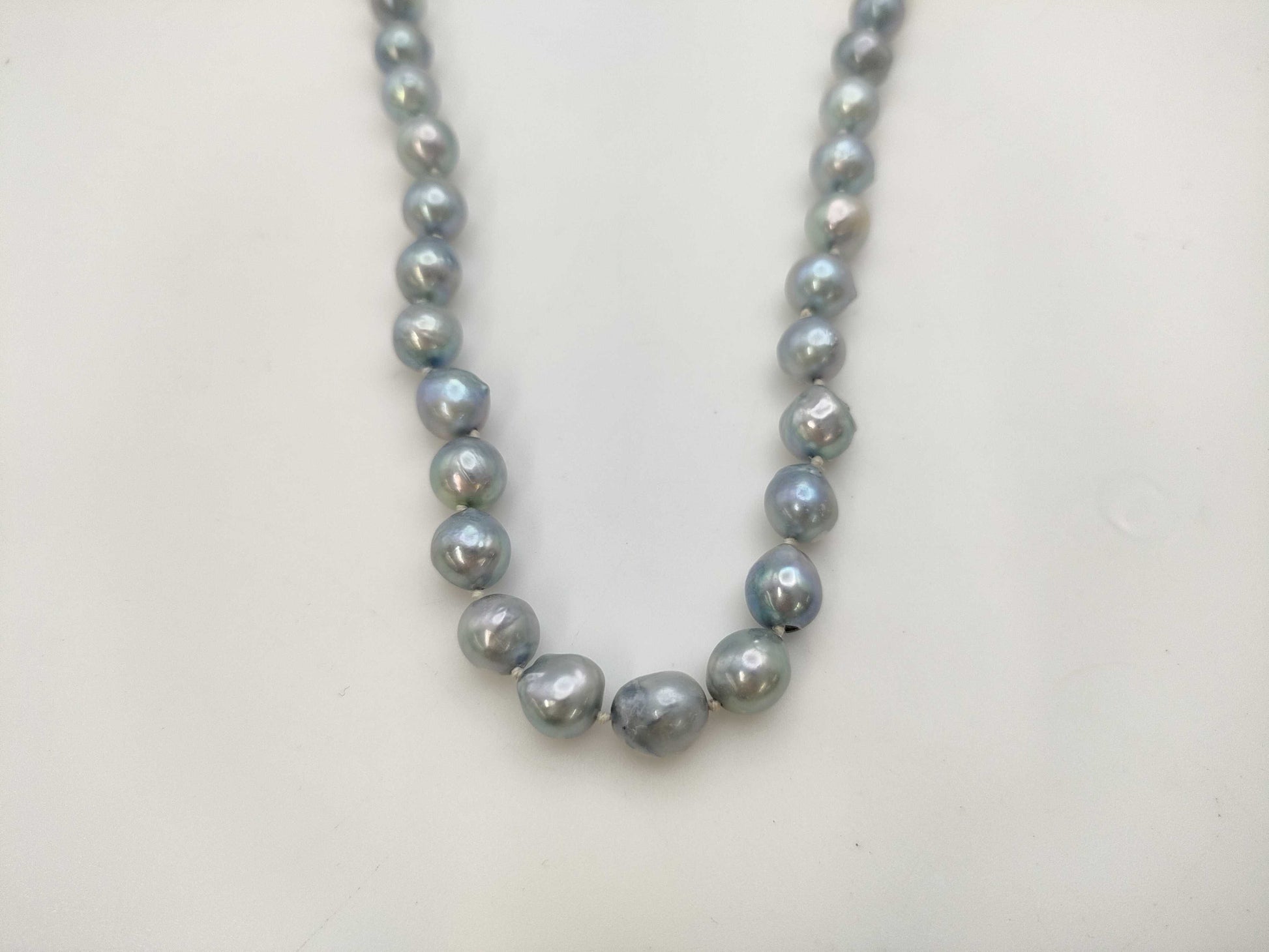 Semi-round pearl necklace, diameter approximately 7.7mm-7.8mm, sterling silver, 28.2g .