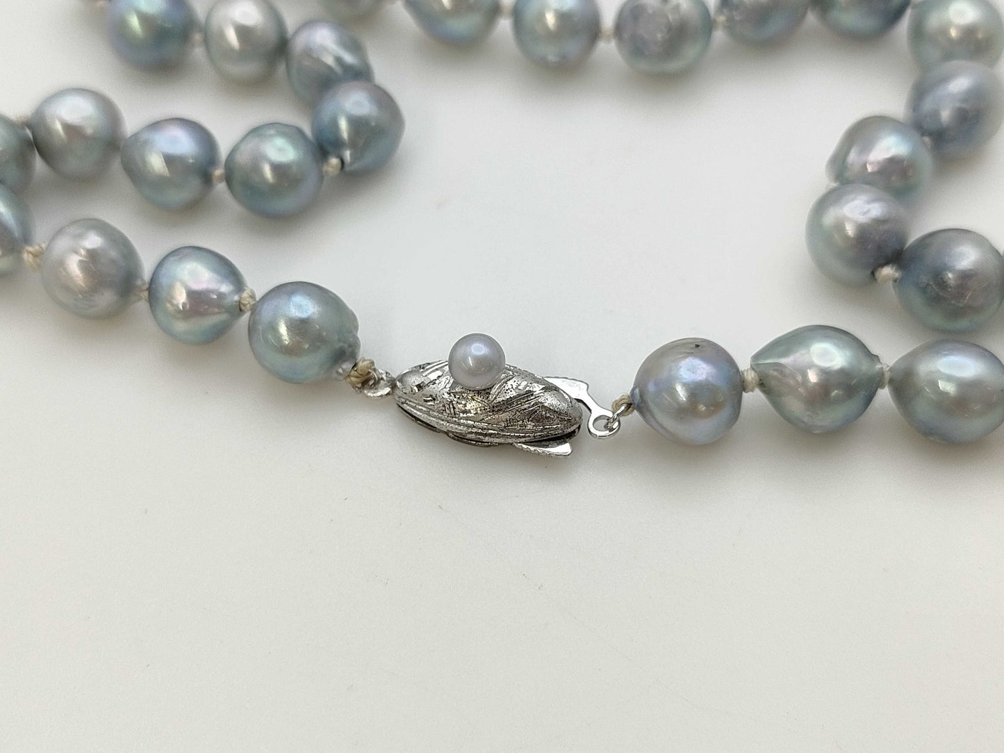 Semi-round pearl necklace, diameter approximately 7.7mm-7.8mm, sterling silver, 28.2g .