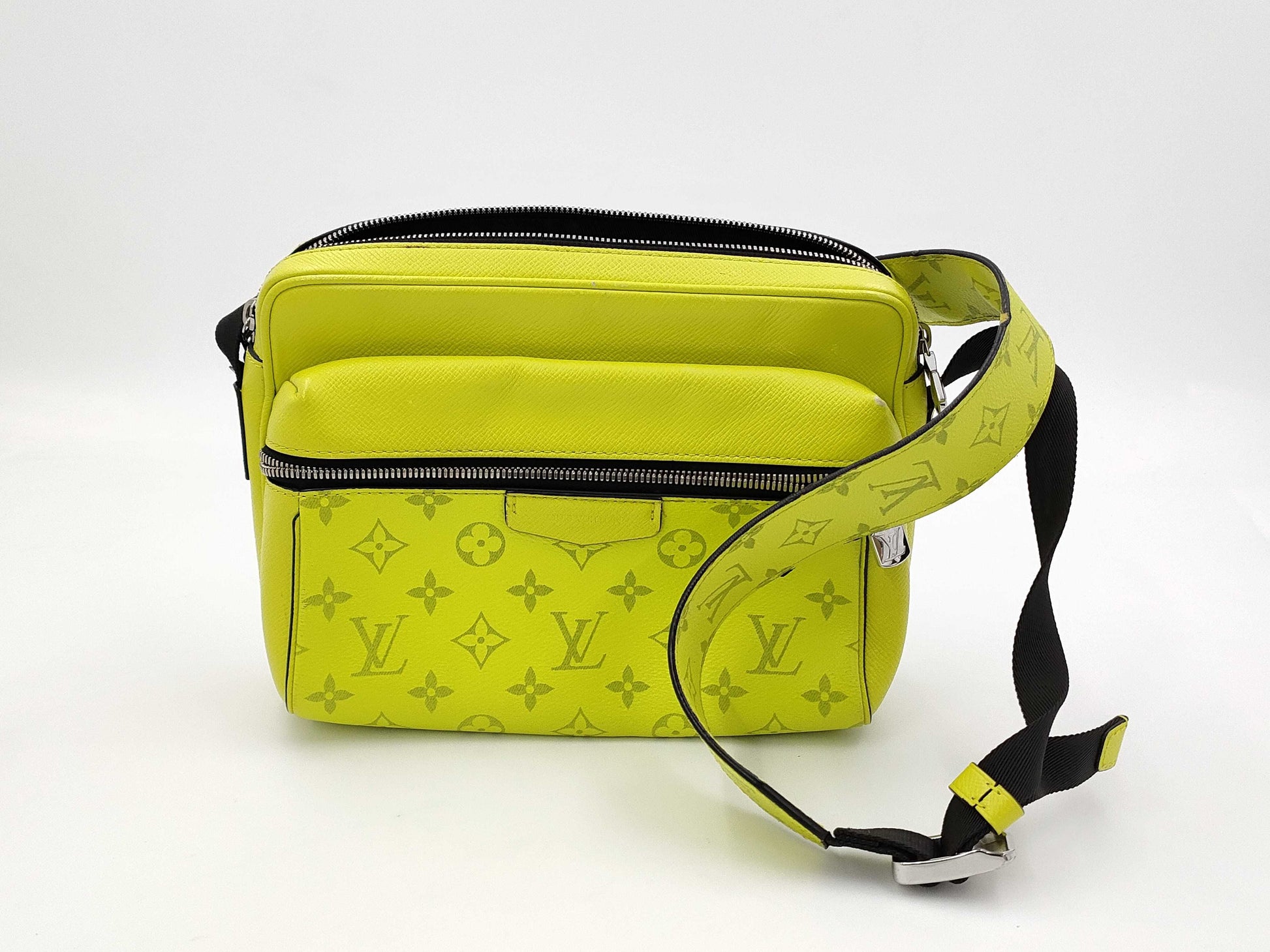LOUIS VUITTON Taigarama Outdoor Messenger PM Shoulder Bag