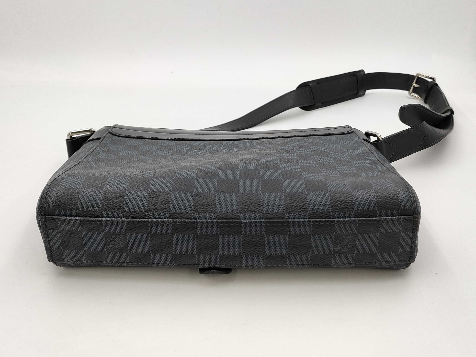 LOUIS VUITTON Cobalt Newport Messenger MM DR4106 Shoulder Bag