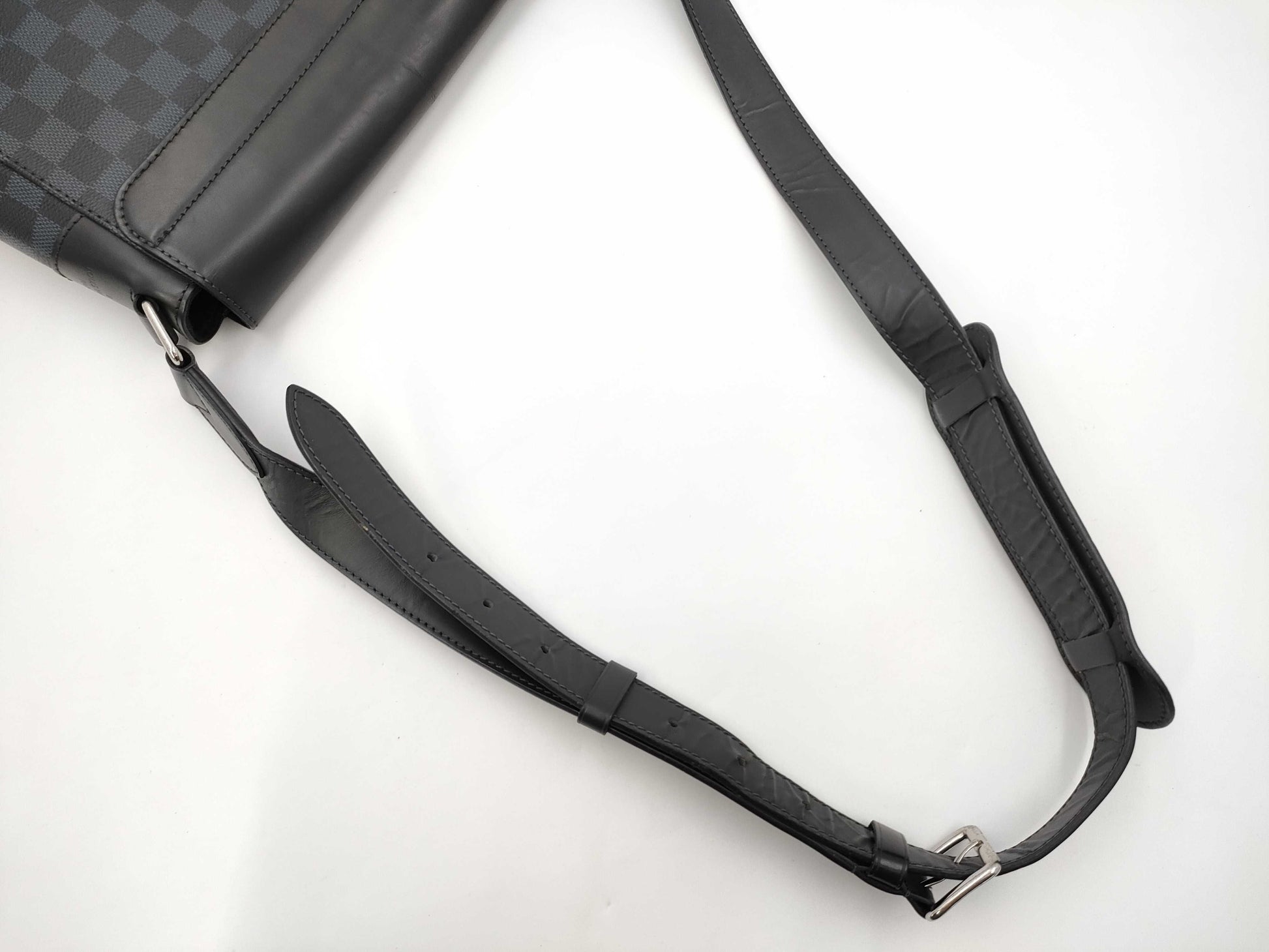 LOUIS VUITTON Cobalt Newport Messenger MM DR4106 Shoulder Bag