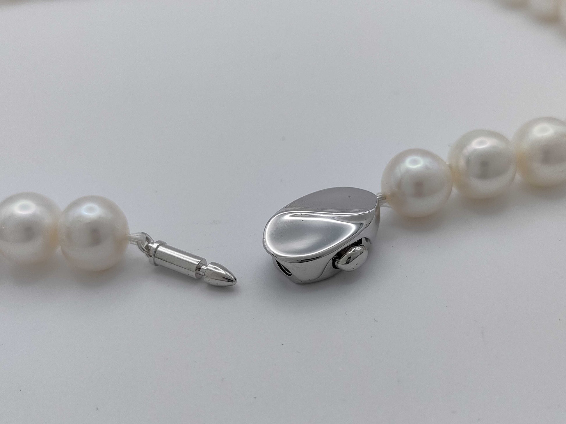 Semi-round pearl necklace, diameter approximately 9.4-10.5mm, sterling silver, 64.0g .