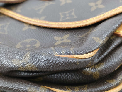 LOUIS VUITTON Monogram M42256 Saumur Shoulder Bag