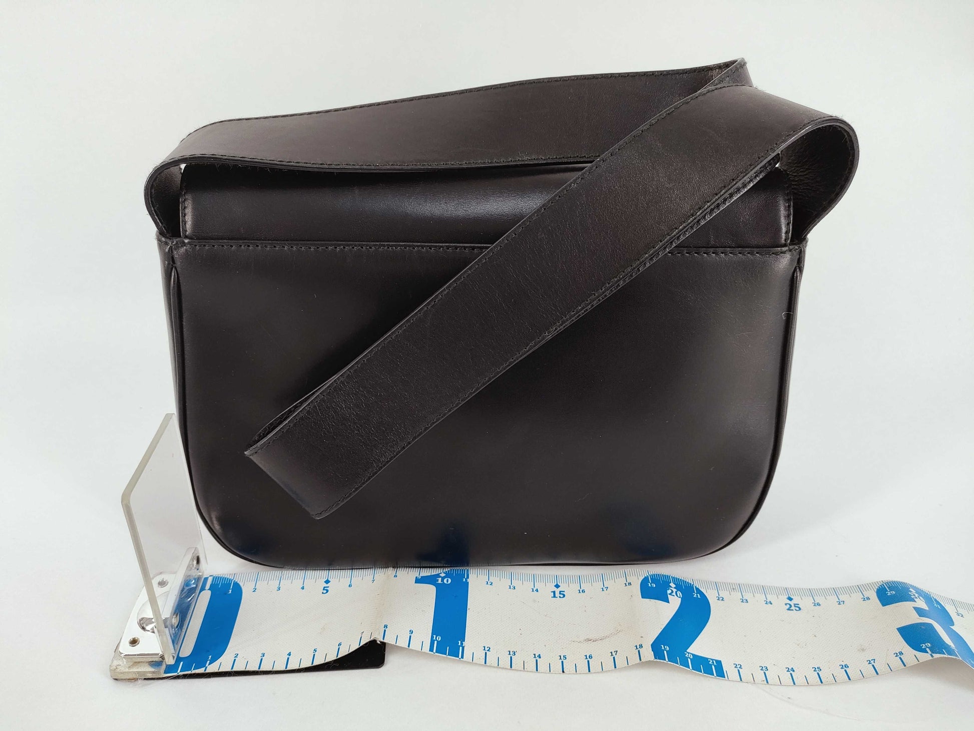 Salvatore Ferragamo Vara Shoulder Bag in Black