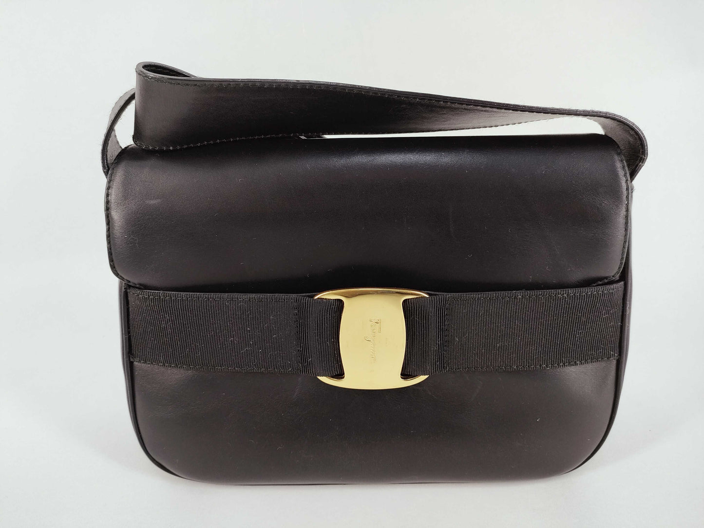 Salvatore Ferragamo Vara Shoulder Bag in Black