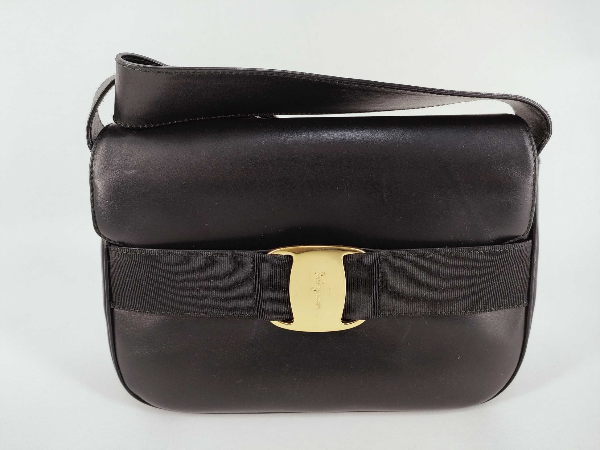 Salvatore Ferragamo Vara Shoulder Bag in Black