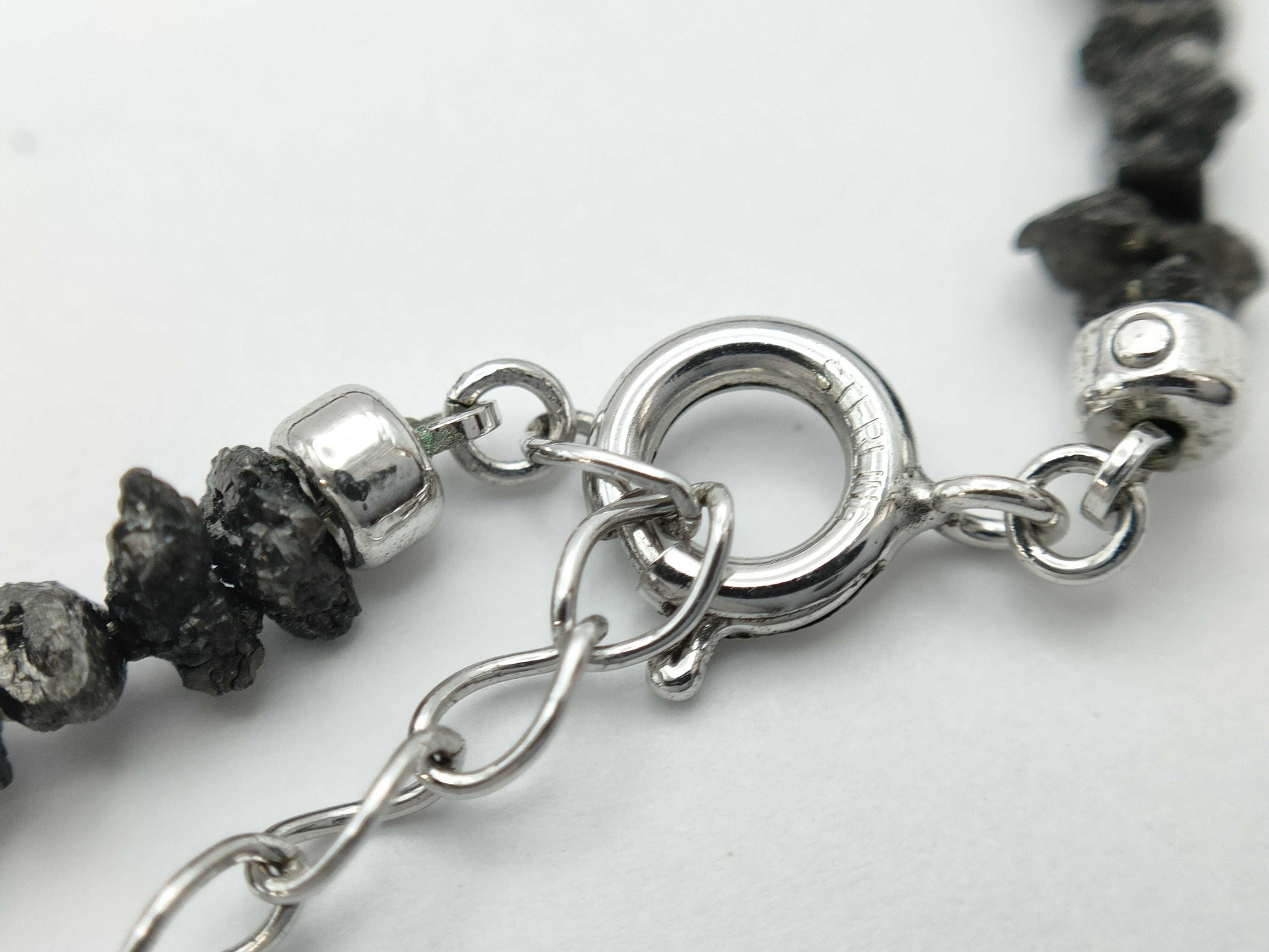 Colored Stone Metal Necklace 6.1g 