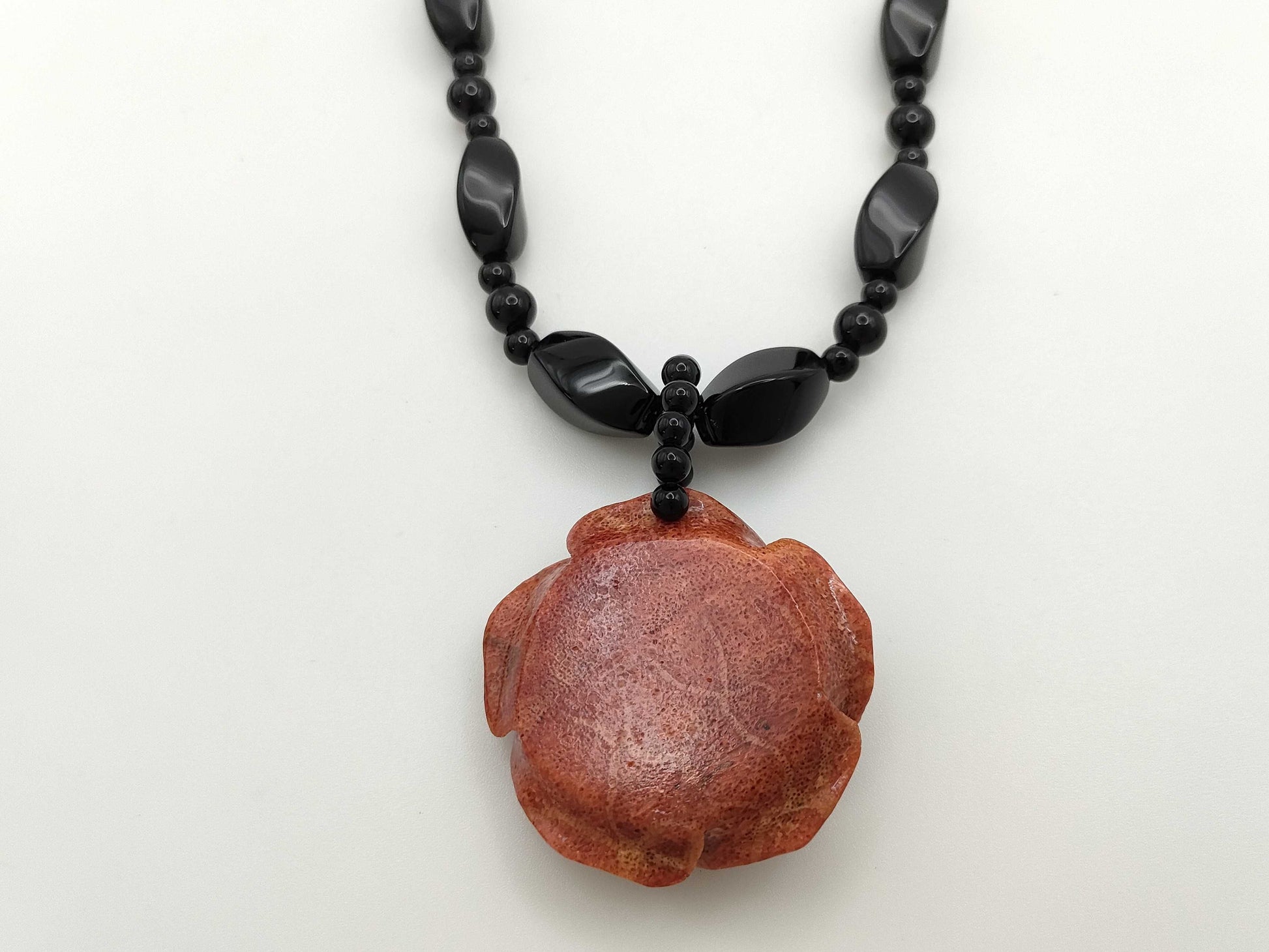 Coral Onyx Metal Necklace 51.0g 