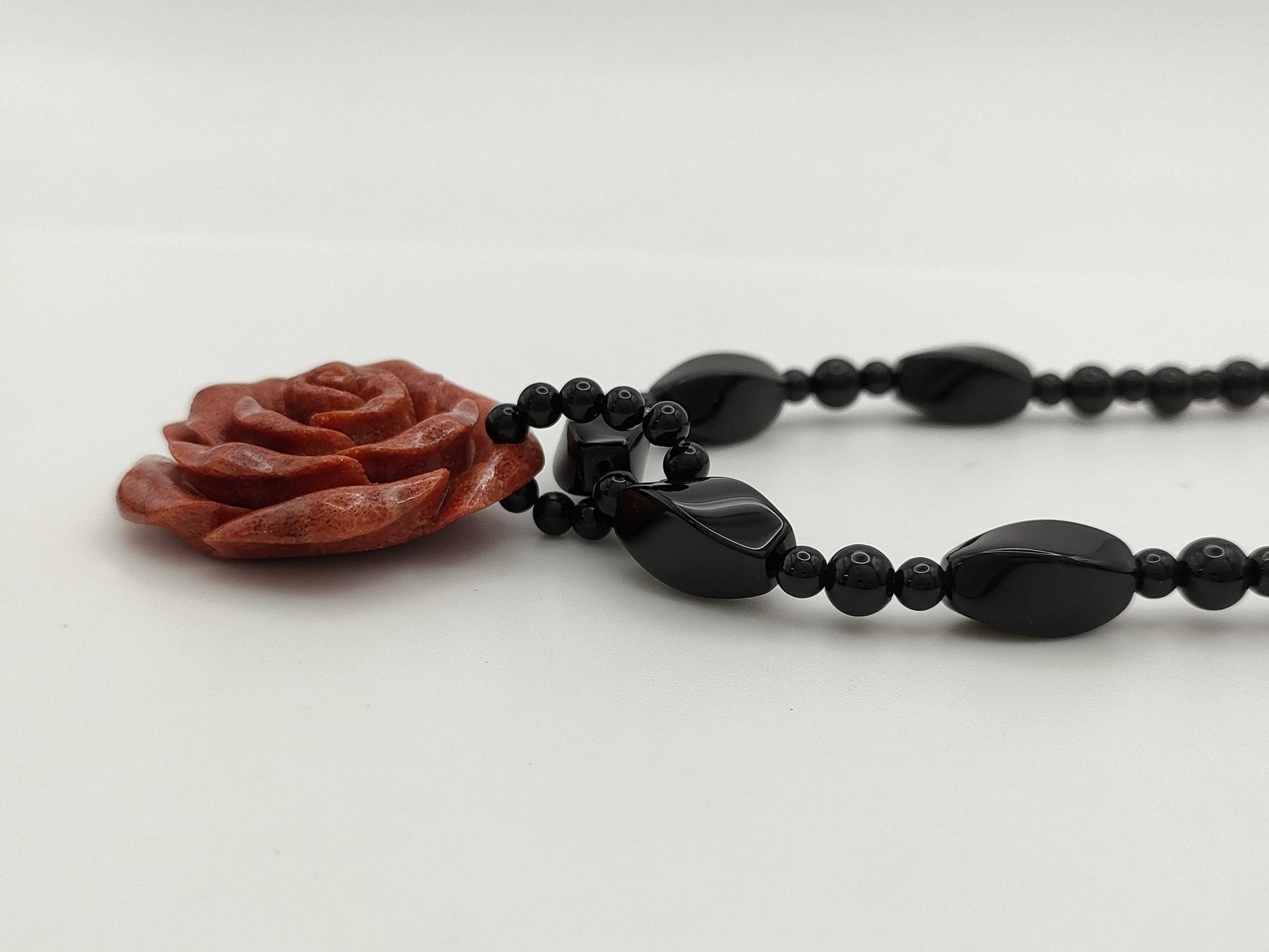 Coral Onyx Metal Necklace 51.0g 