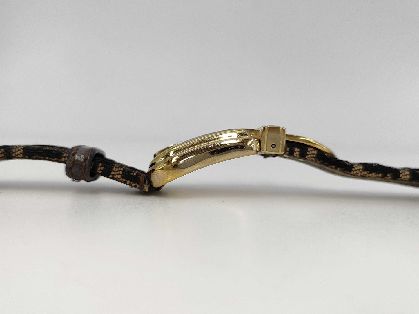 FENDI 052-3800L-816 Quartz White Shell Dial Women's Watch