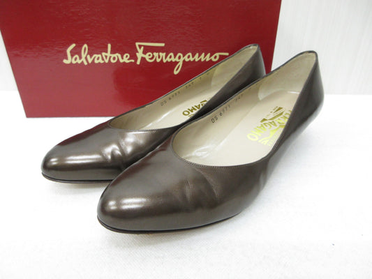 Salvatore Ferragamo Almond Toe Leather Simple 7 Pumps