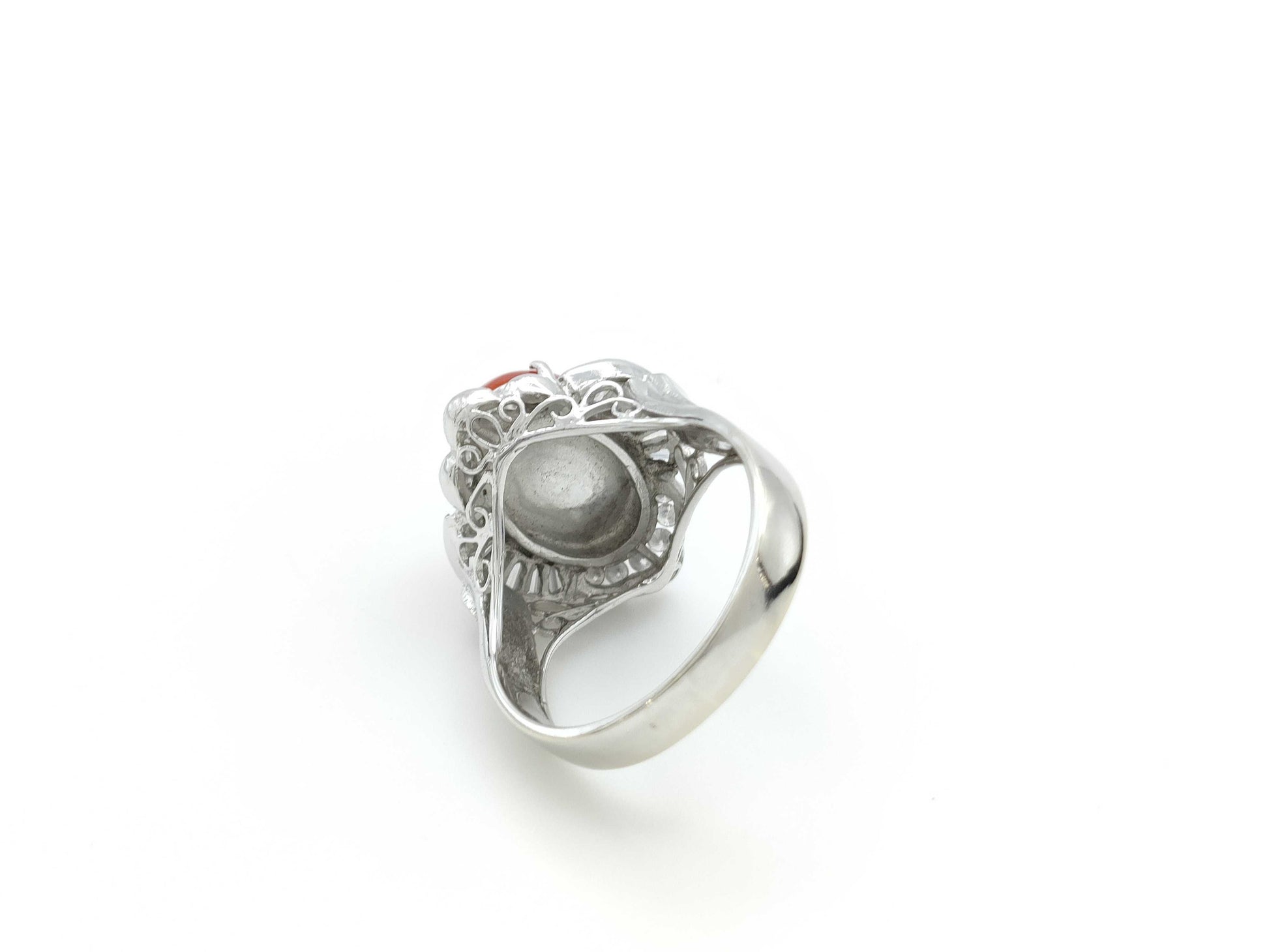 Coral ring, 4.677ct, D0.66ct, 750, 7.8g 