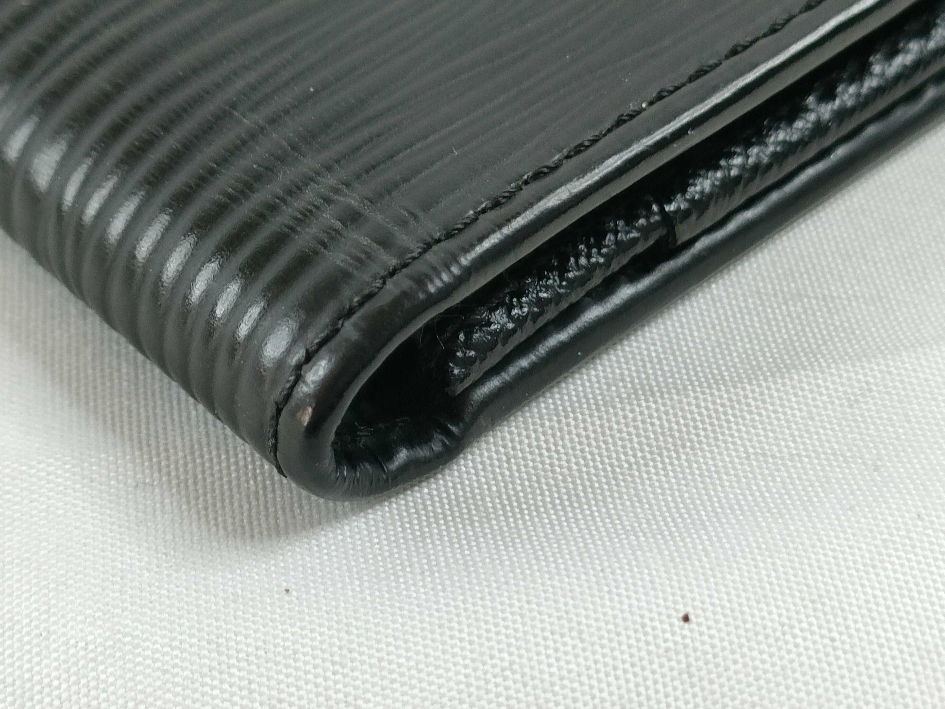 LOUIS VUITTON Epi Porte Carte Credit M63212 Wallet