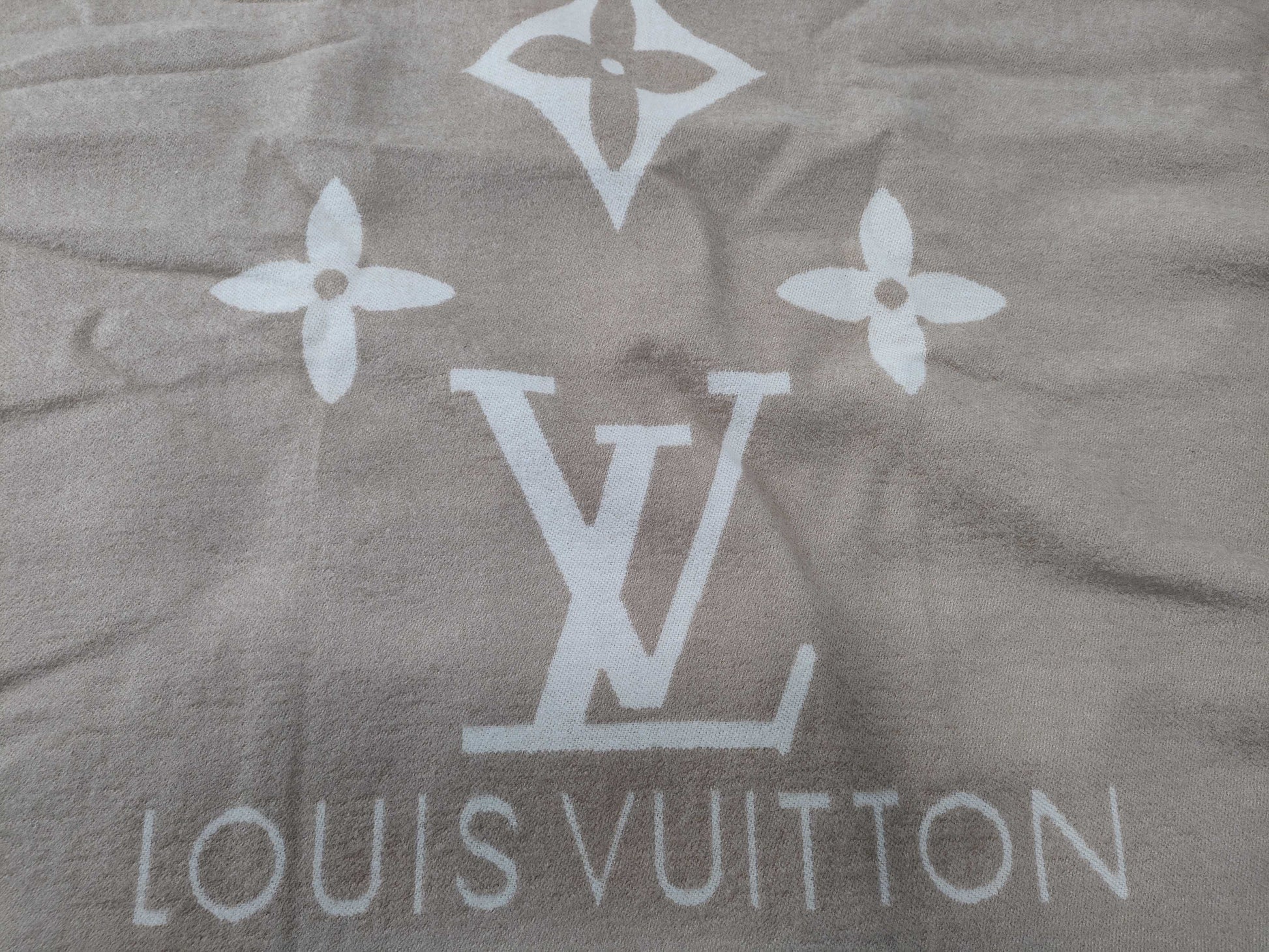 LOUIS VUITTON Current Cashmere Scarf with Box