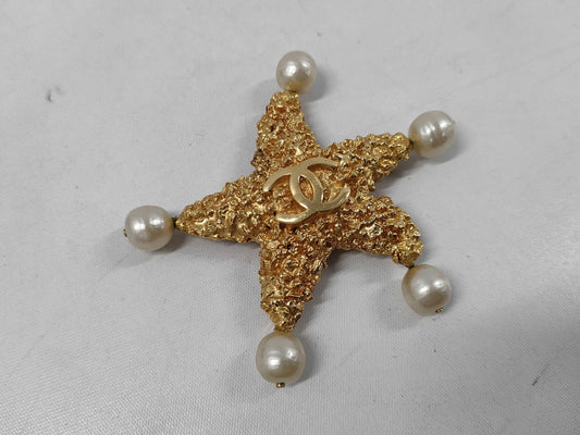 CHANEL Coco Mark Pearl Starfish Motif 93C Gold Box Brooch
