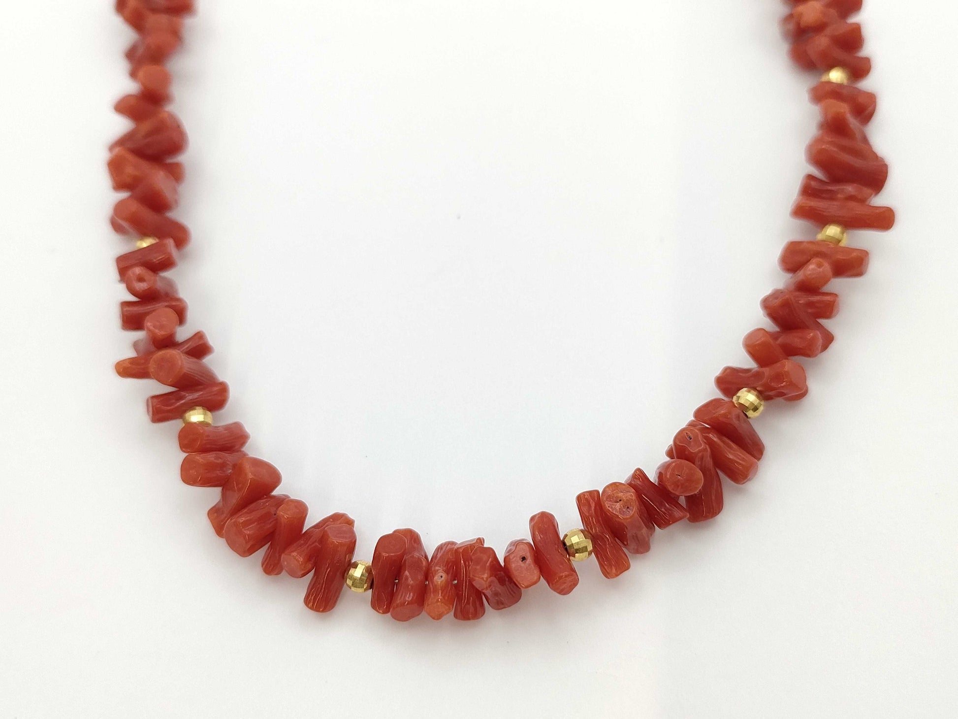 Coral necklace in 18K gold 