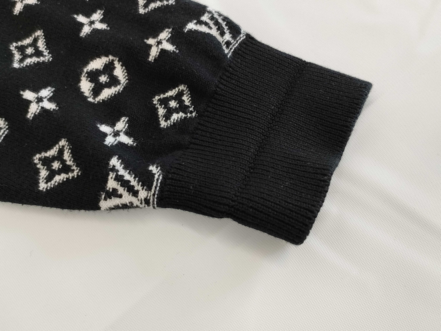 LOUIS VUITTON Gradient Monogram Long Sleeve Knit Sweater Size L Tops