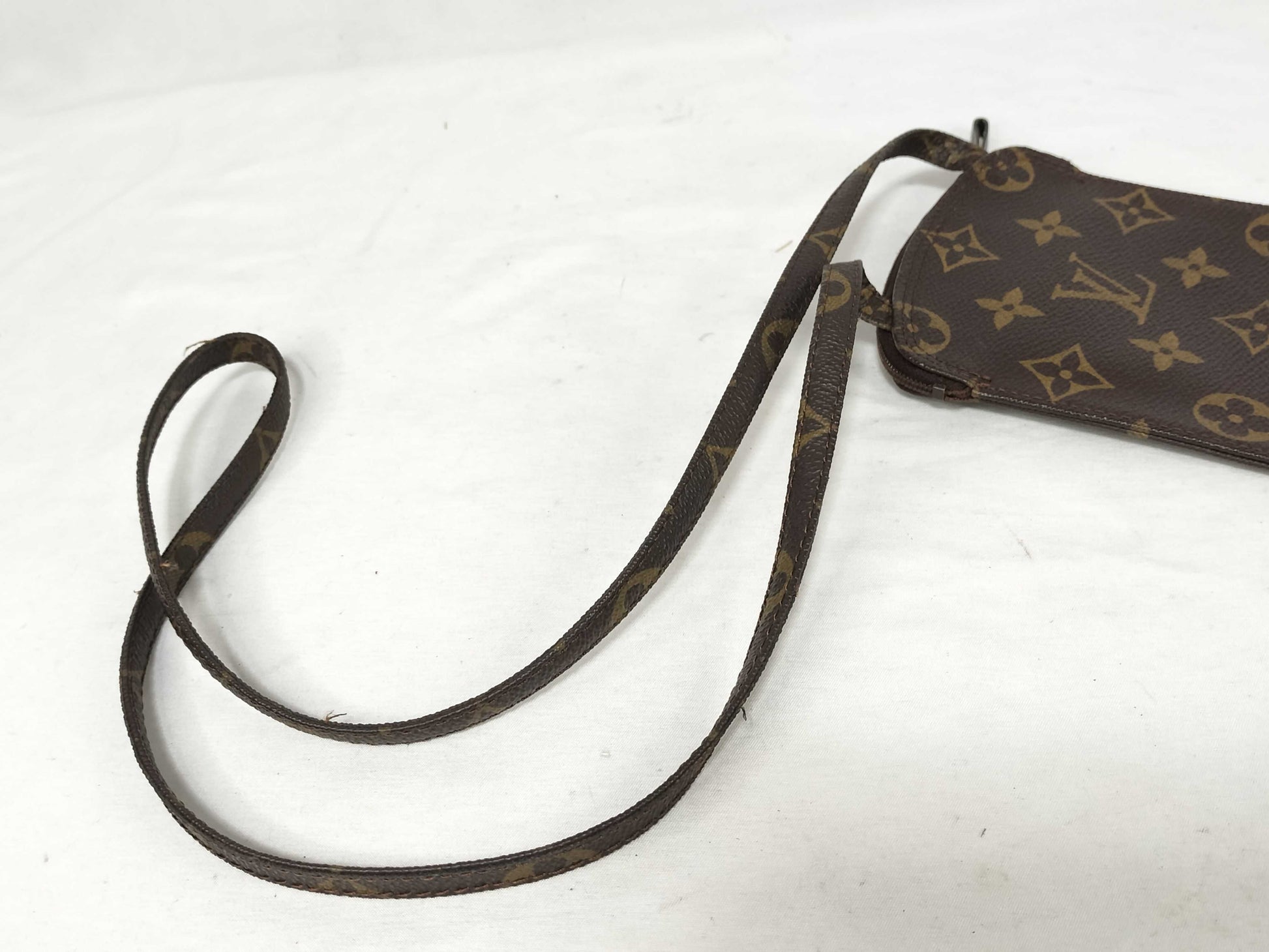 LOUIS VUITTON Monogram Louis Vuitton Shoulder Bag Pochette Secret M45484 Monogram 871AN Shoulder Bag