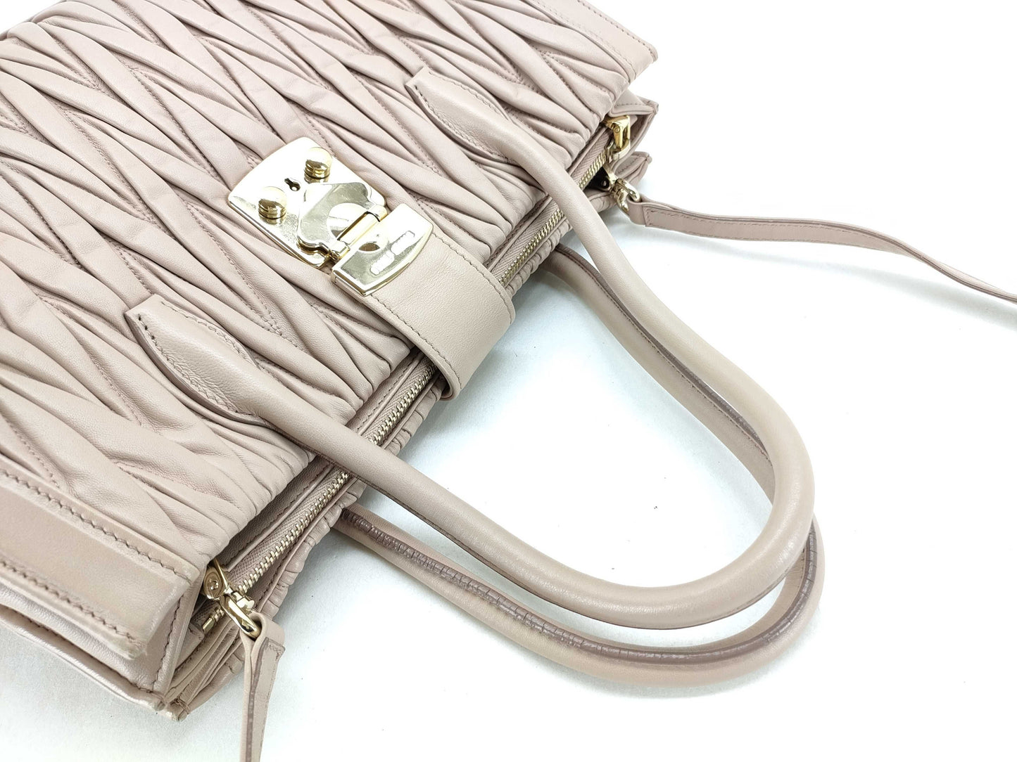 Miu Miu Miu Miu Matelasse 2-Way Handbag Leather/Pink Beige