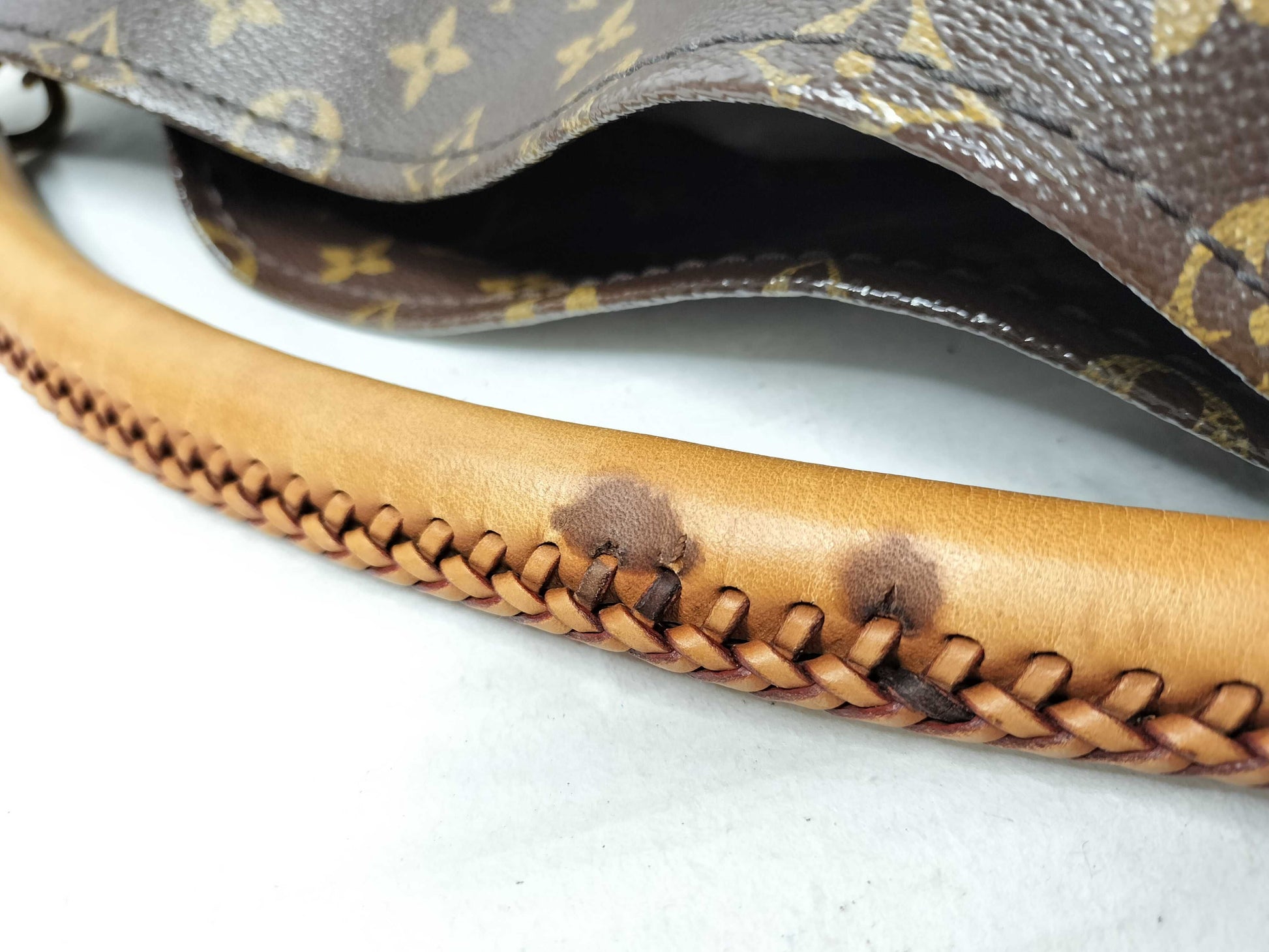 LOUIS VUITTON Monogram Louis Vuitton Artsy GM Handbag