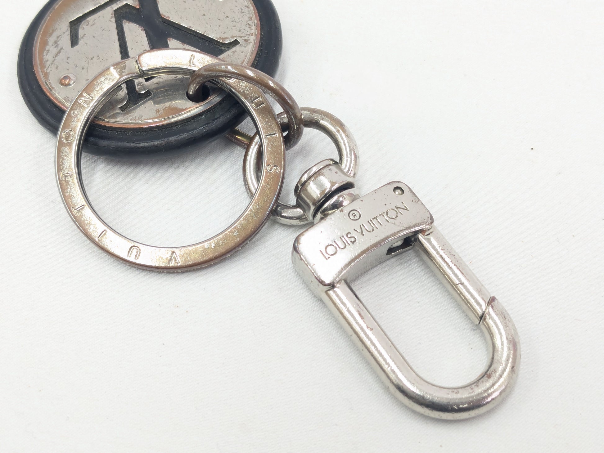 LOUIS VUITTON LV Circle Keychain Key Case/Keychain