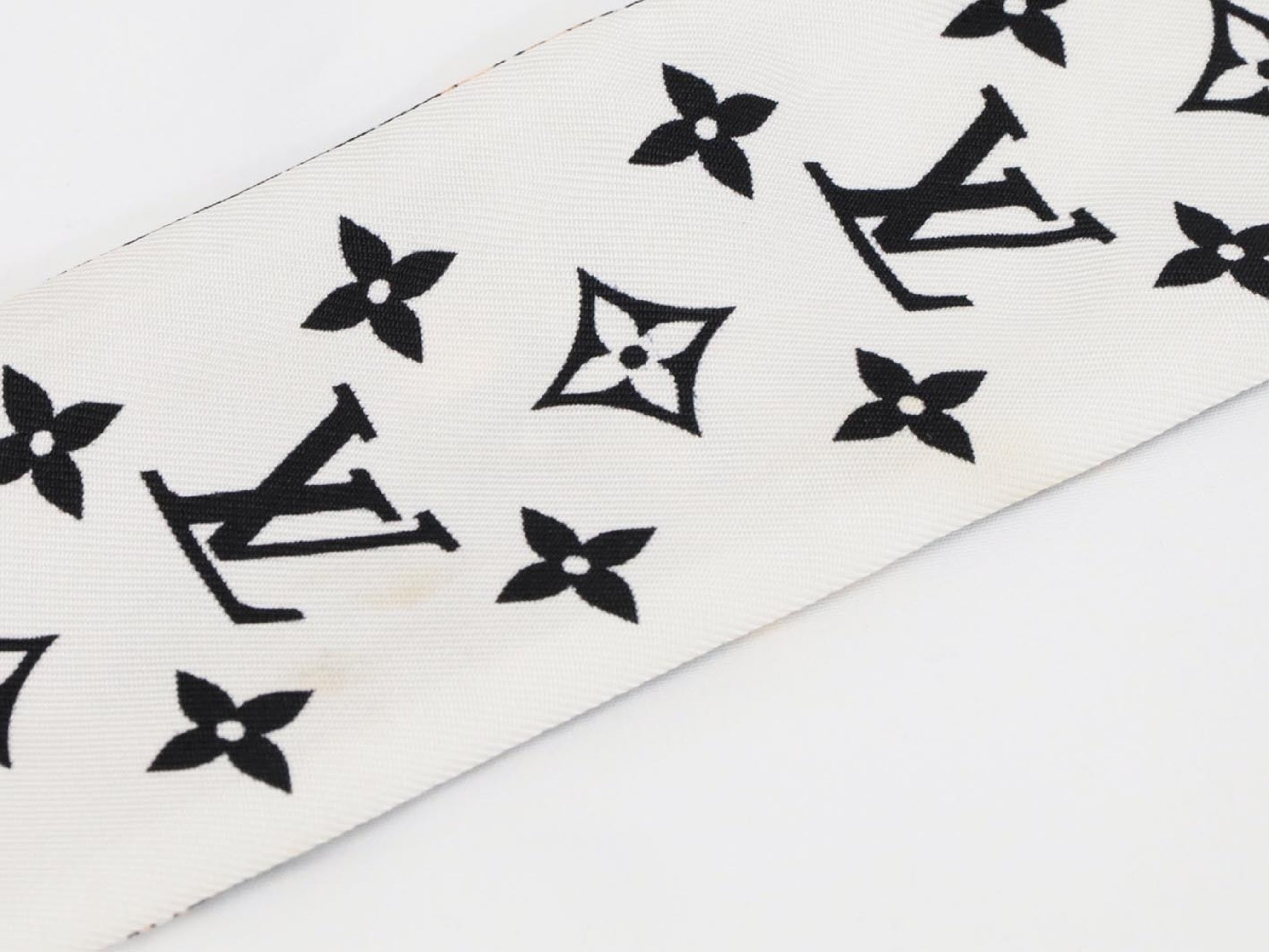 LOUIS VUITTON Monogram Twilly Scarf