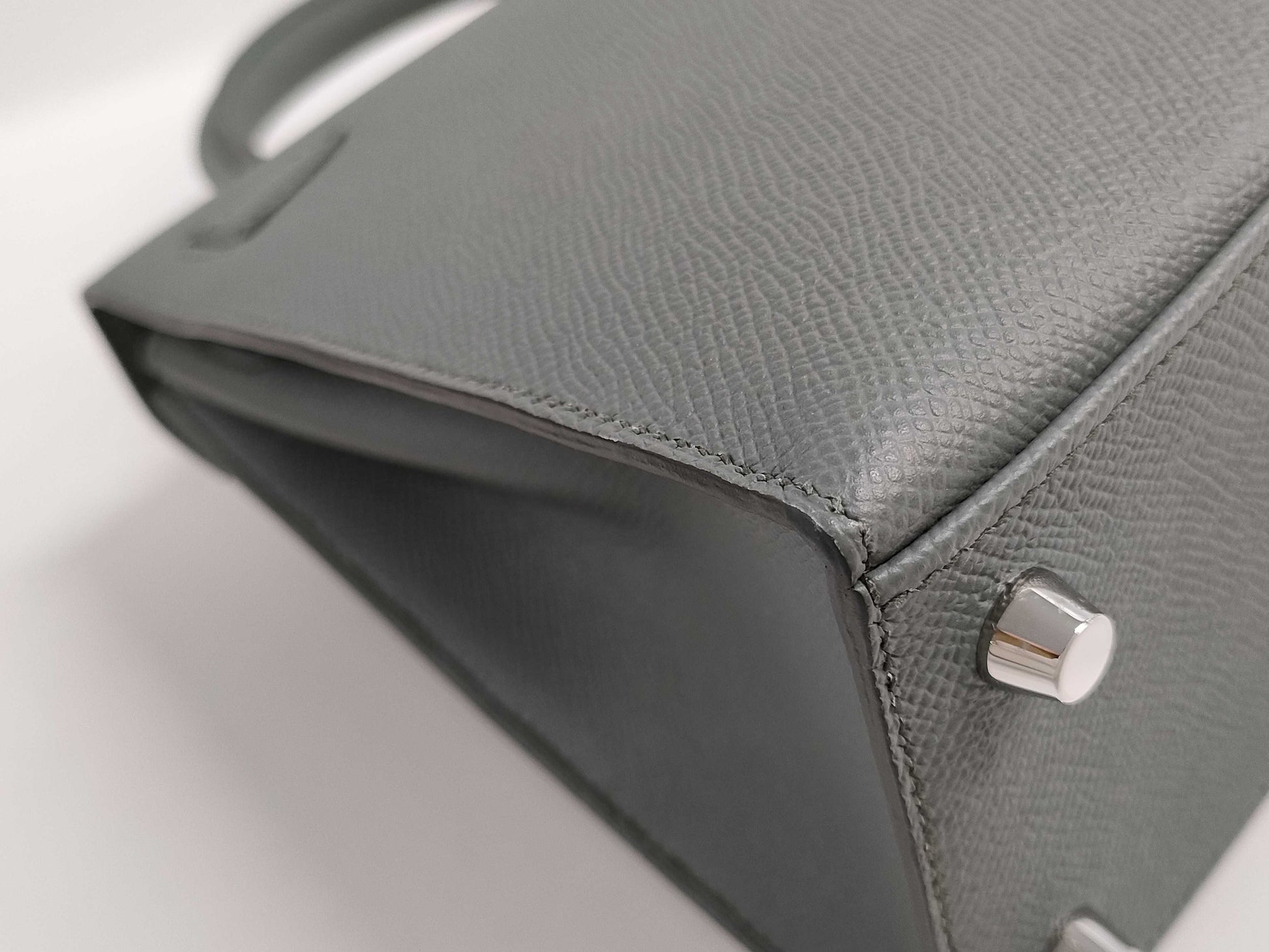 HERMES Kelly 25 Handbag in Gray