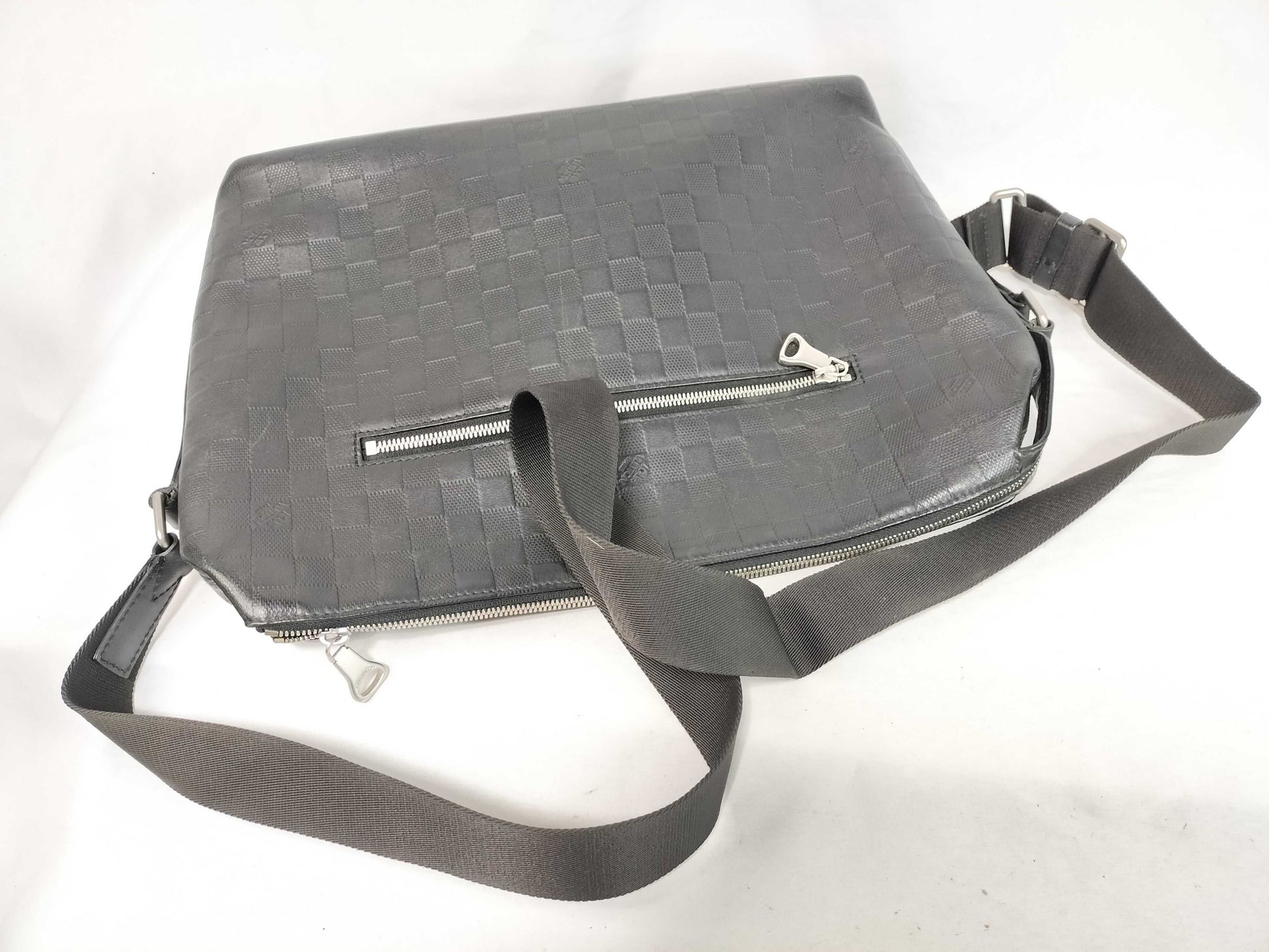 LOUIS VUITTON Damier Graphite Louis Vuitton Damier Graphite Discovery Messenger MM Shoulder Bag