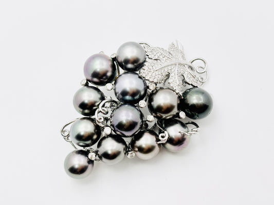Grape motif pearl, diameter approximately 10.1-11.7mm, D1.35ct, 18K white gold, 44.0g, brooch 